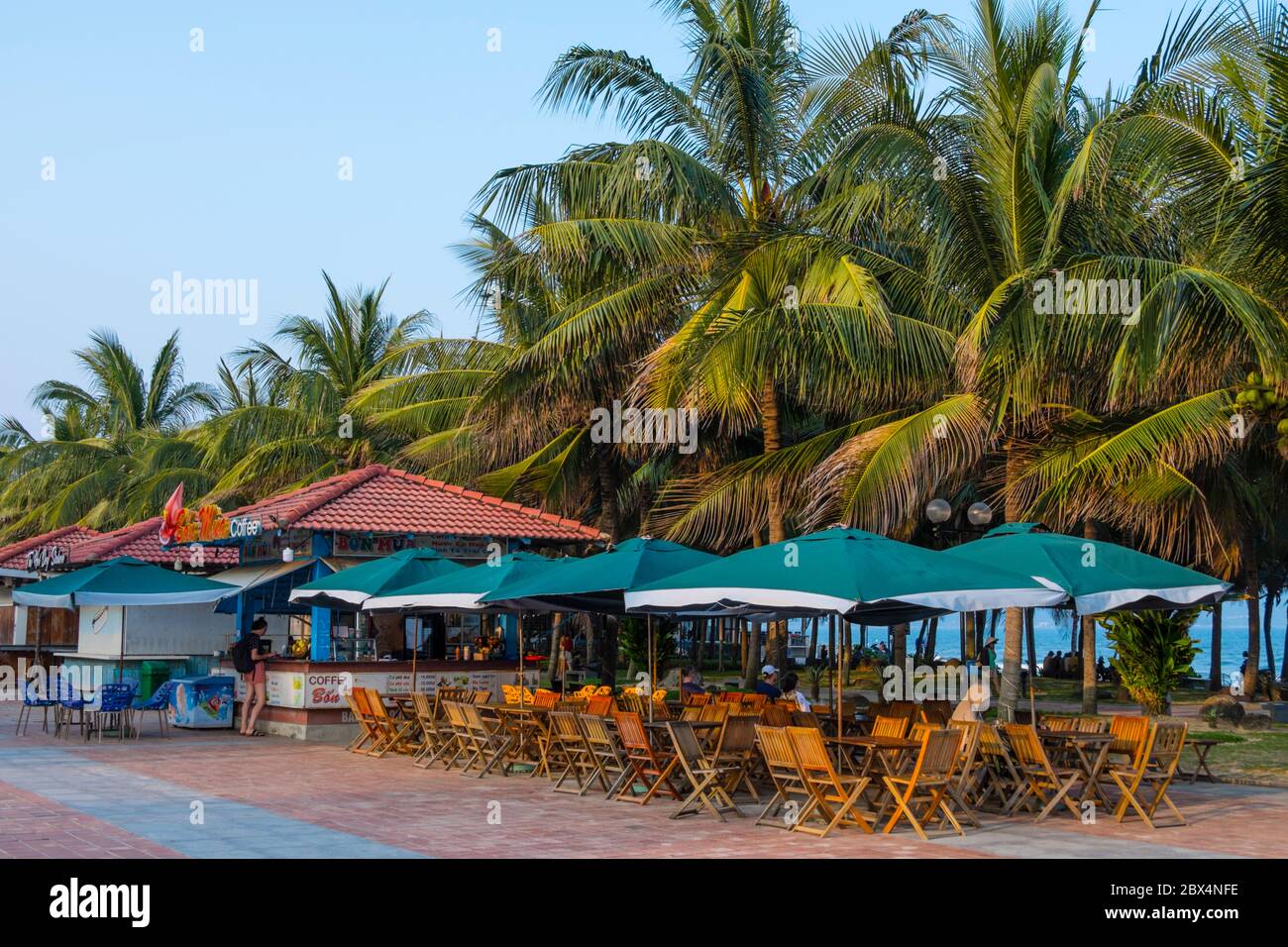 Le Dawn Bar, café en terrasse devant la plage My Khe, Danang, Vietnam Banque D'Images
