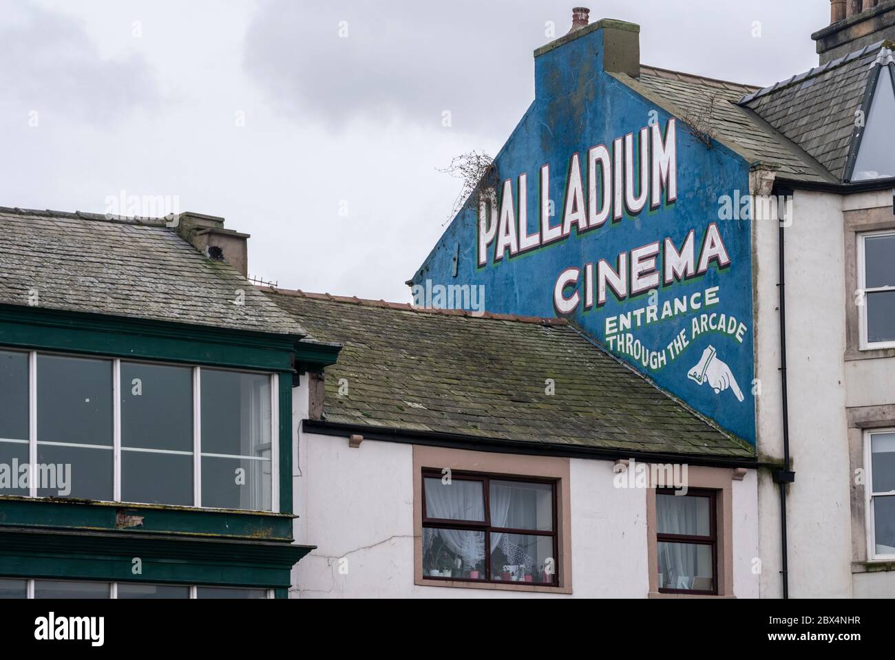 Panneau de cinéma peint ancien sur les bâtiments de Morecambe, Lancashire Banque D'Images