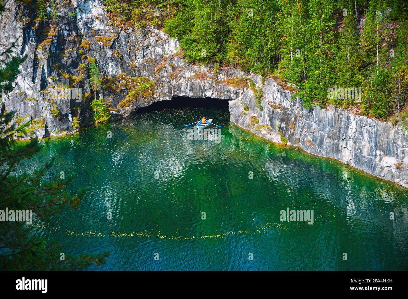 En été, embarquez sur un canyon en marbre avec de l'eau à Ruskeala, dans la Carélie, Fédération de Russie Banque D'Images