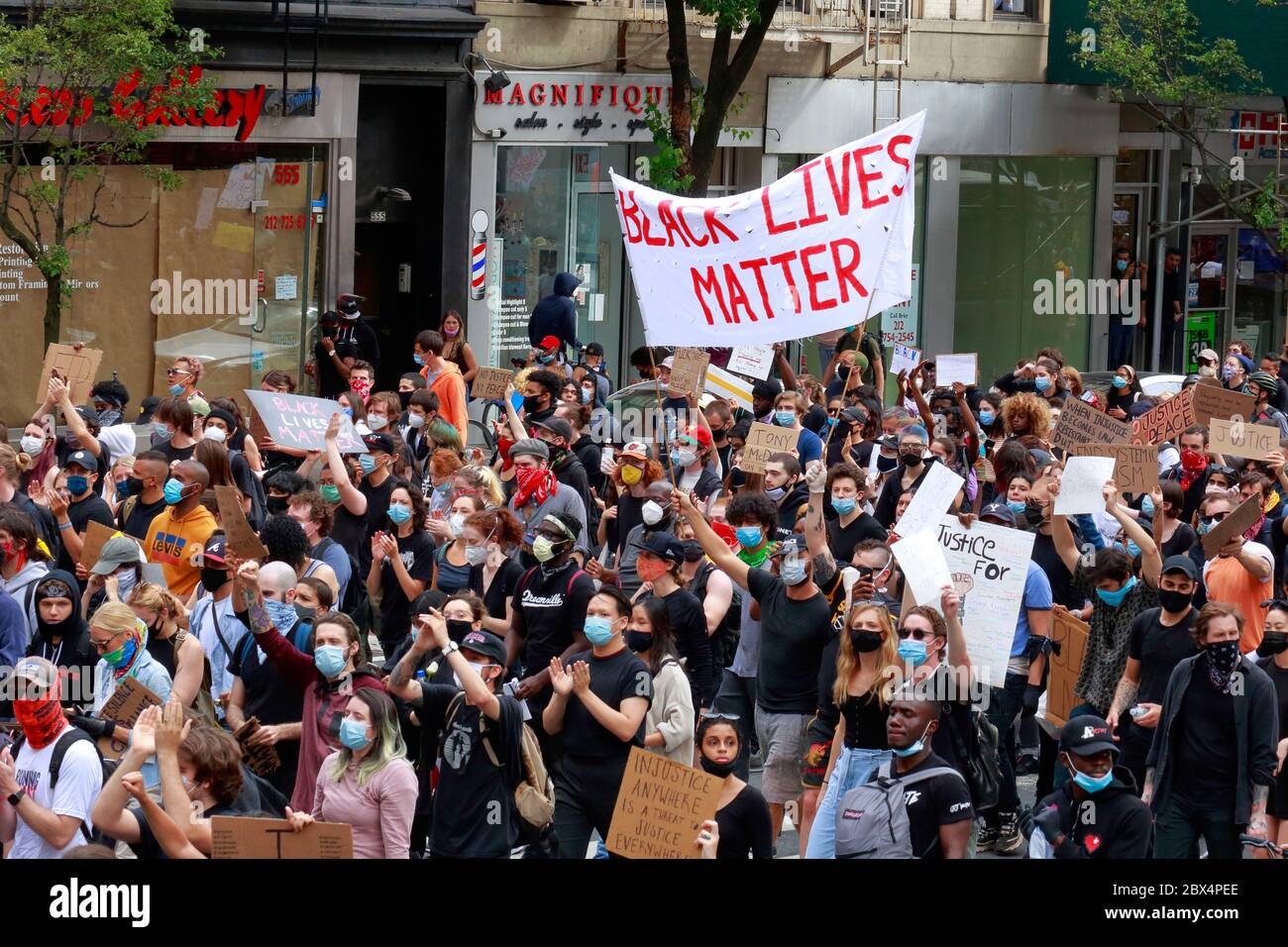 New York, NY 2 juin 2020. Les gens qui marchent sur Third Avenue en signe de marche pour une Marche de solidarité de Black Lives Matter à travers Manhattan en appelant à la justice dans une série récente de meurtres de la police américaine : George Floyd, Breonna Taylor, et à d'innombrables autres. Des milliers de personnes se sont jointes à la marche de protestation de Foley Square s'arrêtant près de Gracie Mansion, la maison du maire de New York, avant de déménager à Times Square plus tard dans la soirée. 2 juin 2020 Banque D'Images