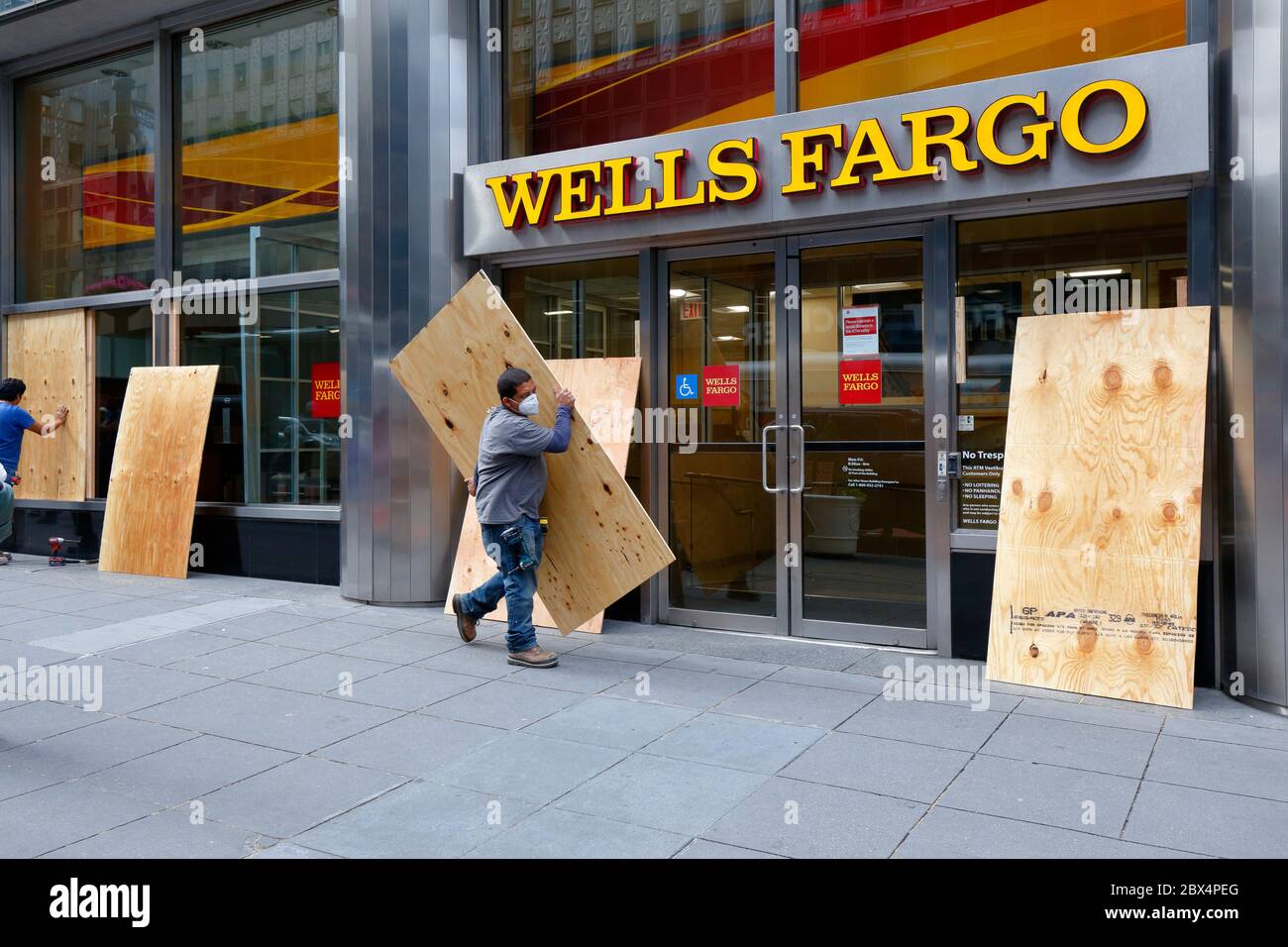 New York, NY. 2 juin 2020. Des travailleurs embarquant une succursale de la banque Wells Fargo à Midtown Manhattan après une récente vague de cambriolages à grande échelle, ont organisé des pillages dans la ville. La banque se joint à d'autres entreprises à travers la ville craignant les pillards en montant leurs fenêtres et portes par mesure de précaution tout en envoyant un message de désespoir et de désespoir à beaucoup de gens qui ne sont pas habitués à voir autant de vitrines fermées dans une ville normalement animée et animée. La banque est restée ouverte avec des services réduits pendant la pandémie de coronavirus COVID-19. 2 juin 2020 Banque D'Images New York, NY. 2 juin 2020. Des travailleurs embarquant une succursale de la banque Wells Fargo à Midtown Manhattan après une récente vague de cambriolages à grande échelle, ont organisé des pillages dans la ville. La banque se joint à d'autres entreprises à travers la ville craignant les pillards en montant leurs fenêtres et portes par mesure de précaution tout en envoyant un message de désespoir et de désespoir à beaucoup de gens qui ne sont pas habitués à voir autant de vitrines fermées dans une ville normalement animée et animée. La banque est restée ouverte avec des services réduits pendant la pandémie de coronavirus COVID-19. 2 juin 2020 Banque D'Images