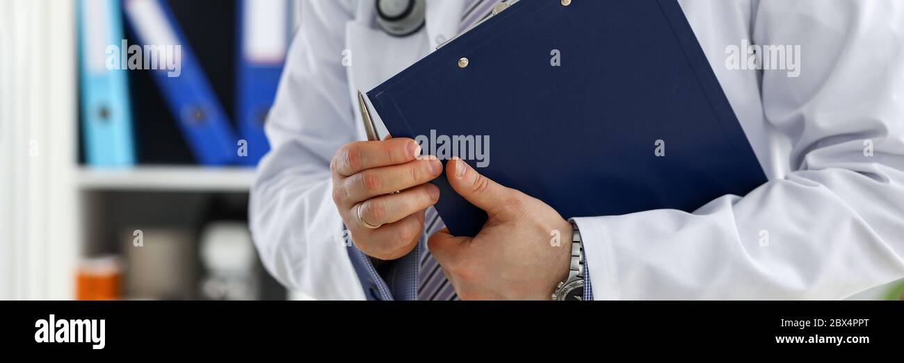 Tampon pour document de prise de main pour médecin mâle Banque D'Images