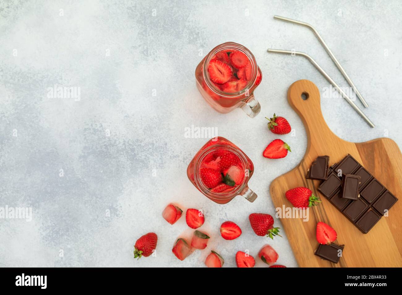 Boisson aux fraises avec berrieset bois de planche avec chocolat. Régime et boisson saine concept. Pose à plat Banque D'Images