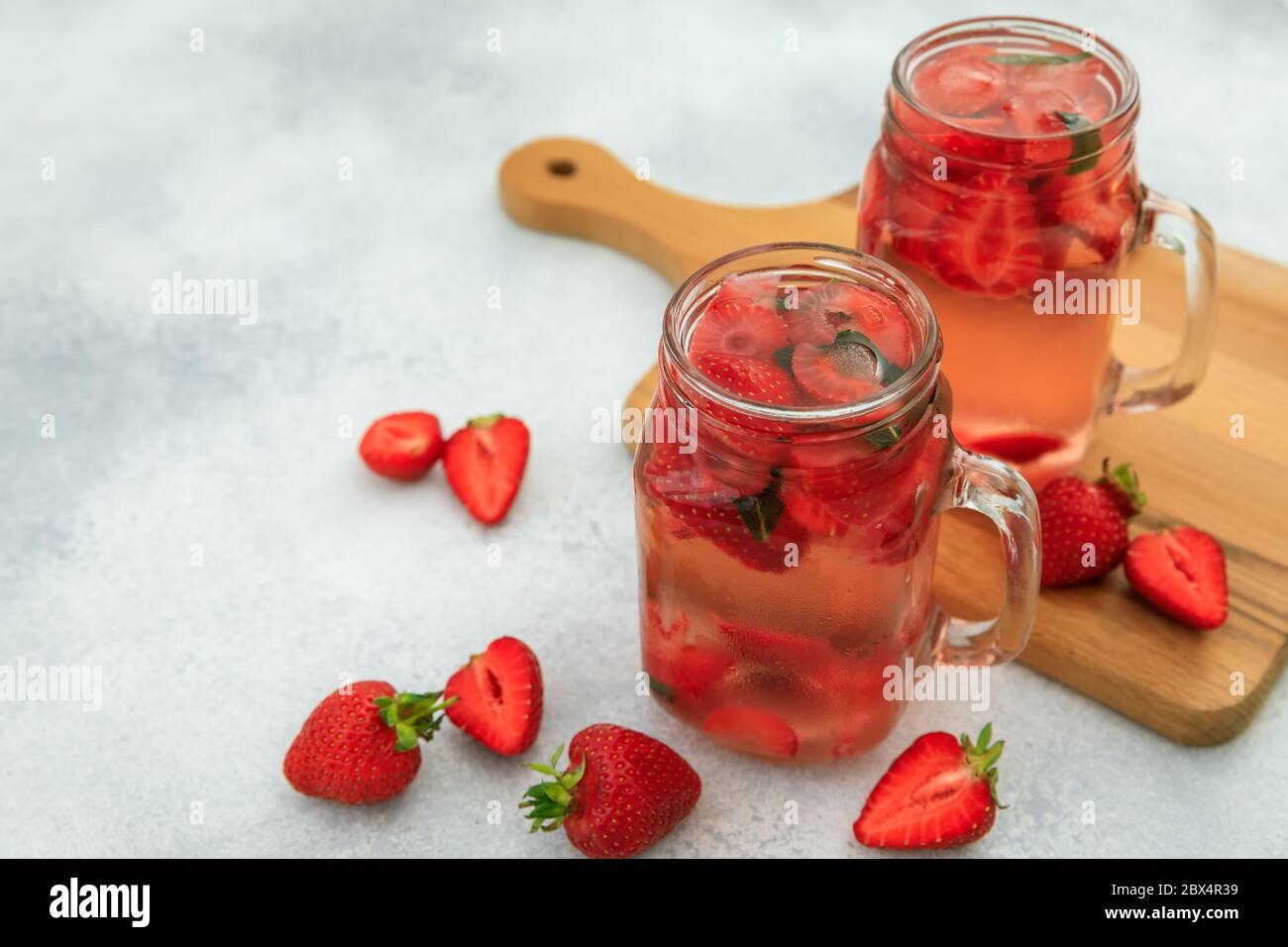 Boisson saine aux fraises avec baies et bois. Régime et boisson saine concept Banque D'Images