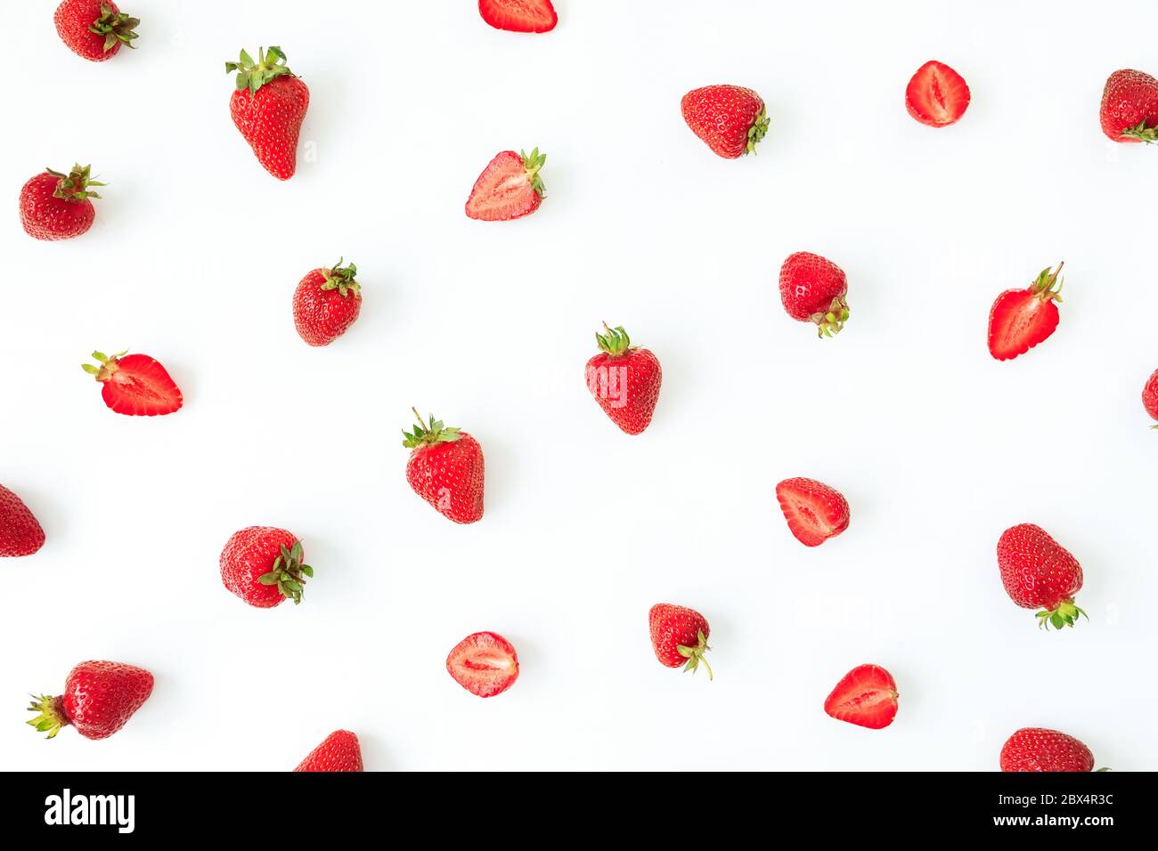 Motif fraise sur fond blanc. Pose à plat. Vue de dessus. Baies sucrées d'été Banque D'Images