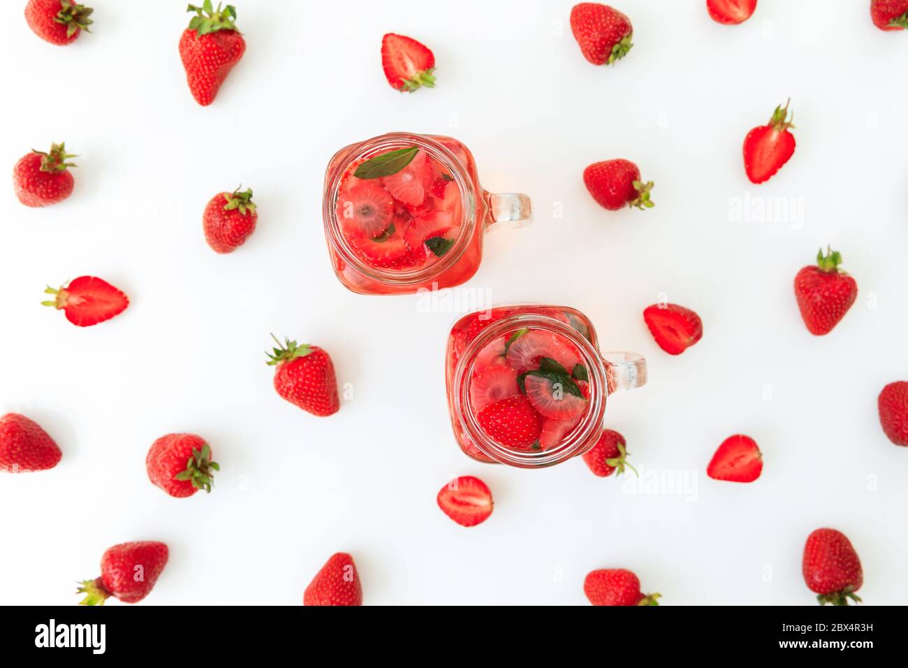 Fraise isolée sur fond blanc. Pose à plat. Vue de dessus. Baies sucrées d'été Banque D'Images