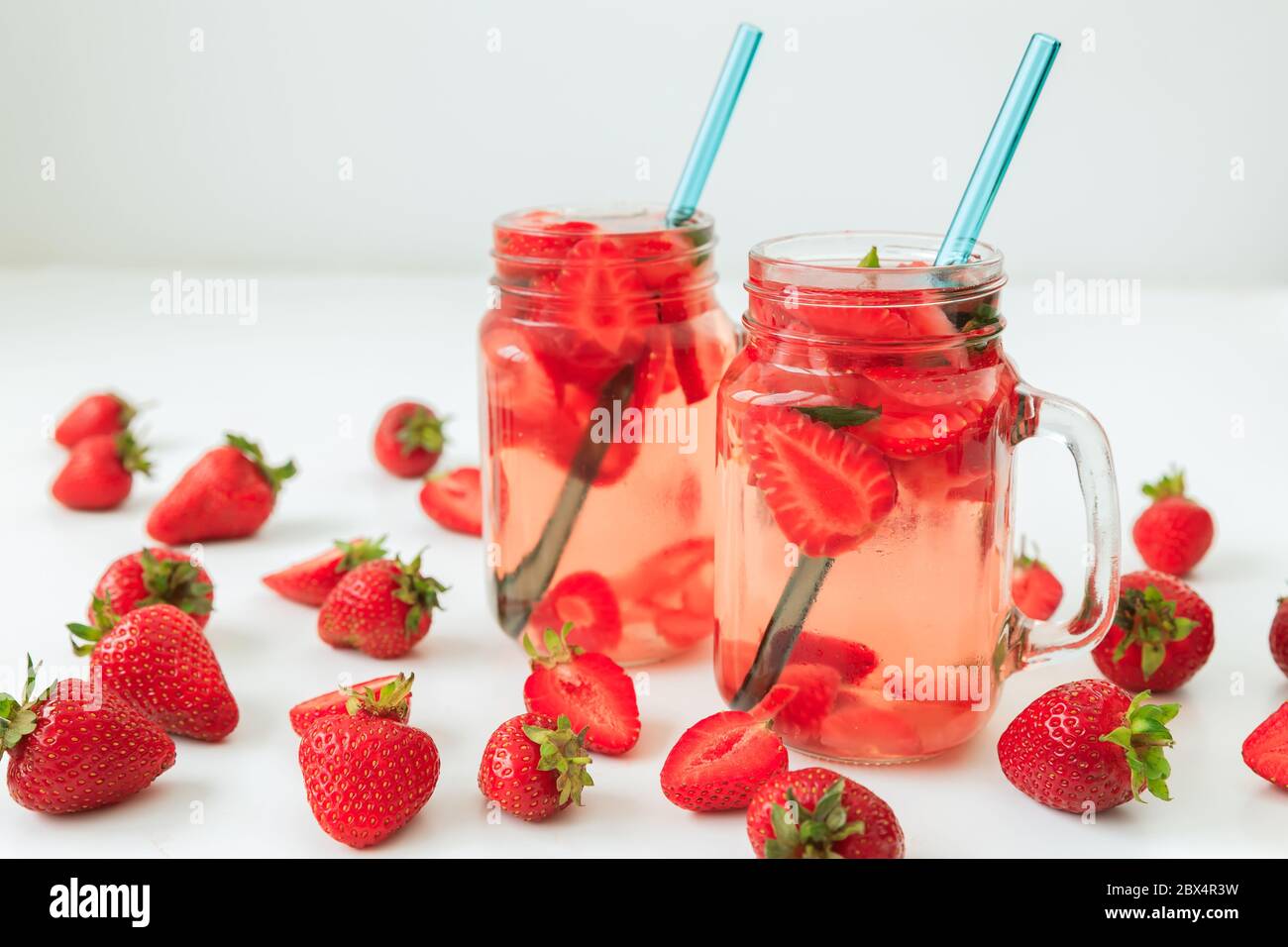 Boisson saine aux fraises avec baies et bois. Régime et boisson saine concept Banque D'Images