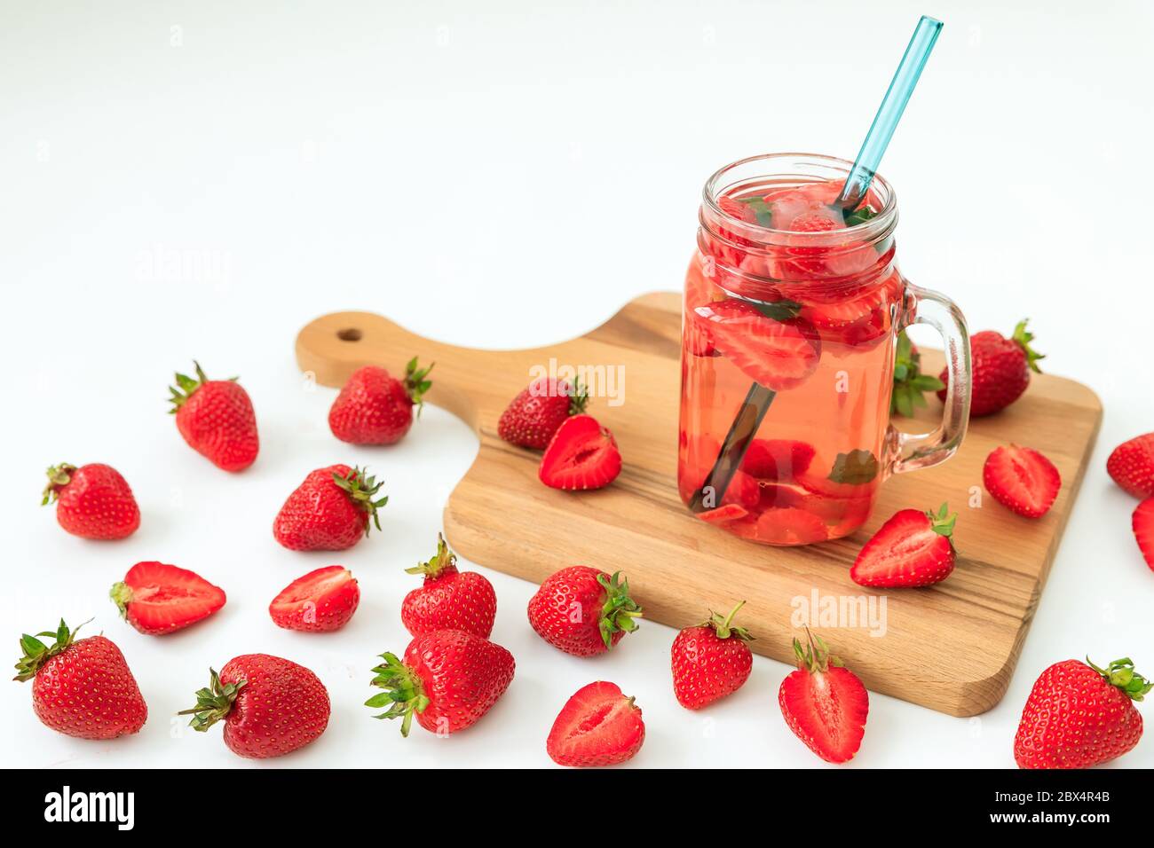 Boisson saine aux fraises avec baies et bois. Régime et boisson saine concept Banque D'Images