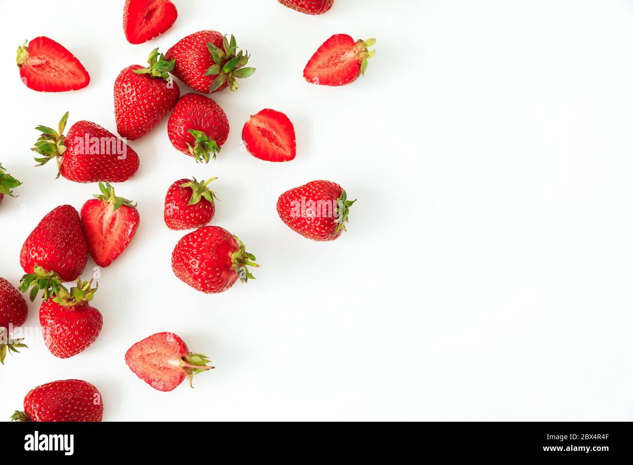 Fraise isolée sur fond blanc. Pose à plat. Vue de dessus. Baies sucrées d'été Banque D'Images