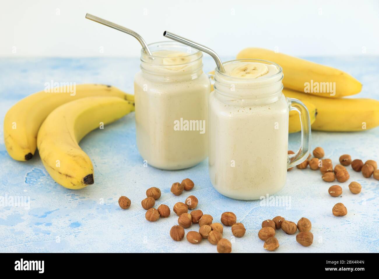 Smoothie de banane sain avec banane et noix. Nourriture végétarienne, régime alimentaire et concept sain Banque D'Images