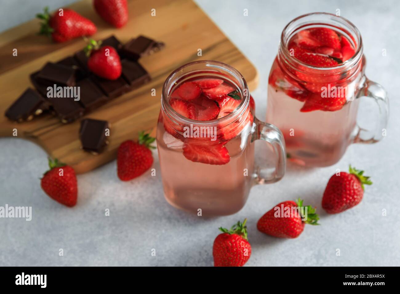 Boisson aux fraises avec berrieset bois de planche avec chocolat. Régime et boisson saine concept Banque D'Images