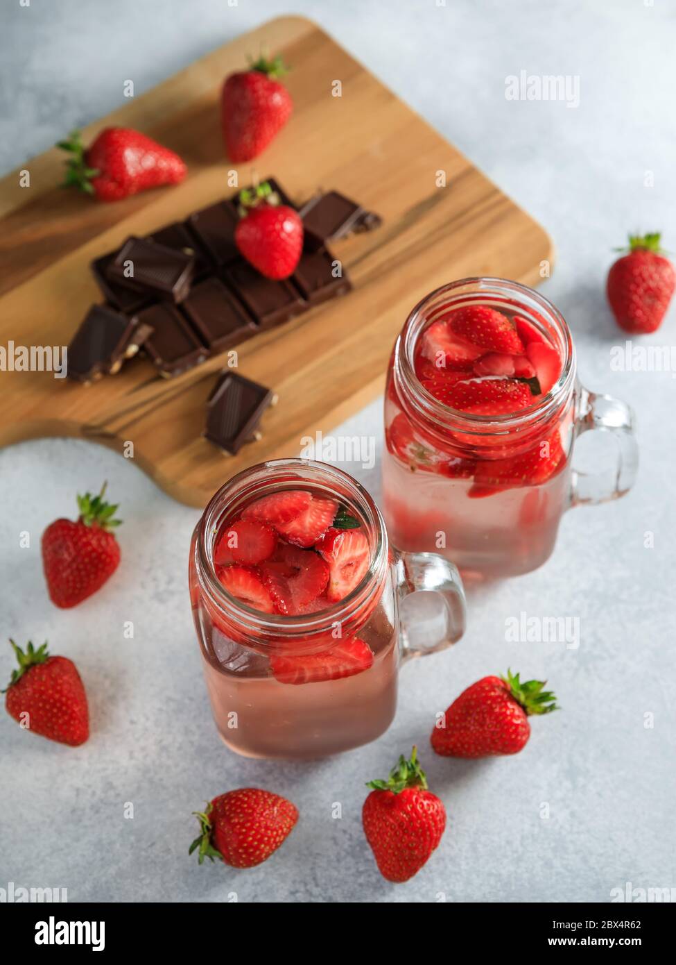 Boisson aux fraises avec berrieset bois de planche avec chocolat. Régime et boisson saine concept Banque D'Images