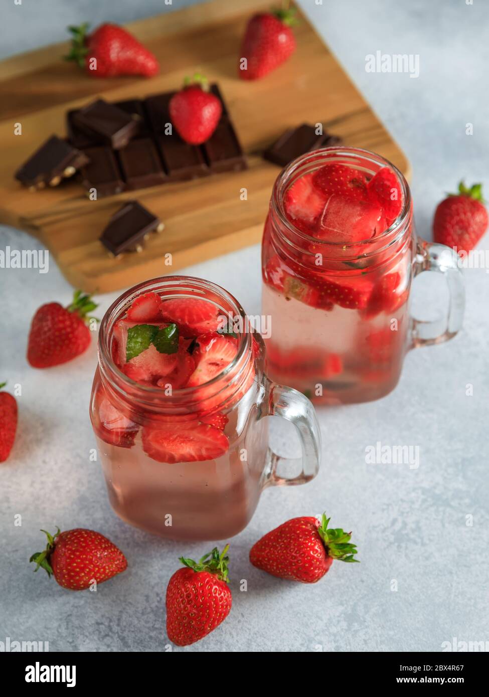 Boisson aux fraises avec berrieset bois de planche avec chocolat. Régime et boisson saine concept Banque D'Images