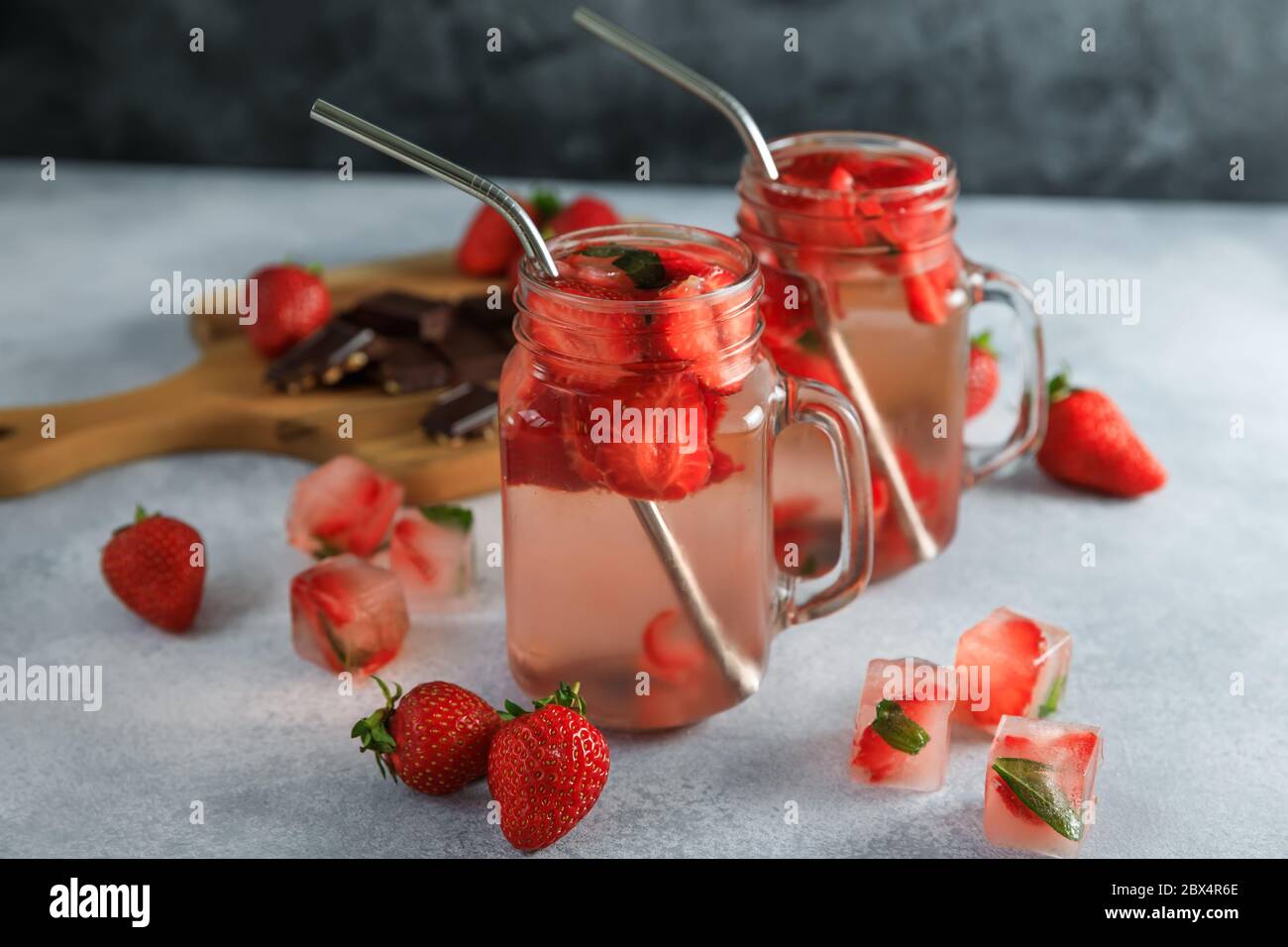 Boisson aux fraises avec berrieset bois de planche avec chocolat. Régime et boisson saine concept Banque D'Images