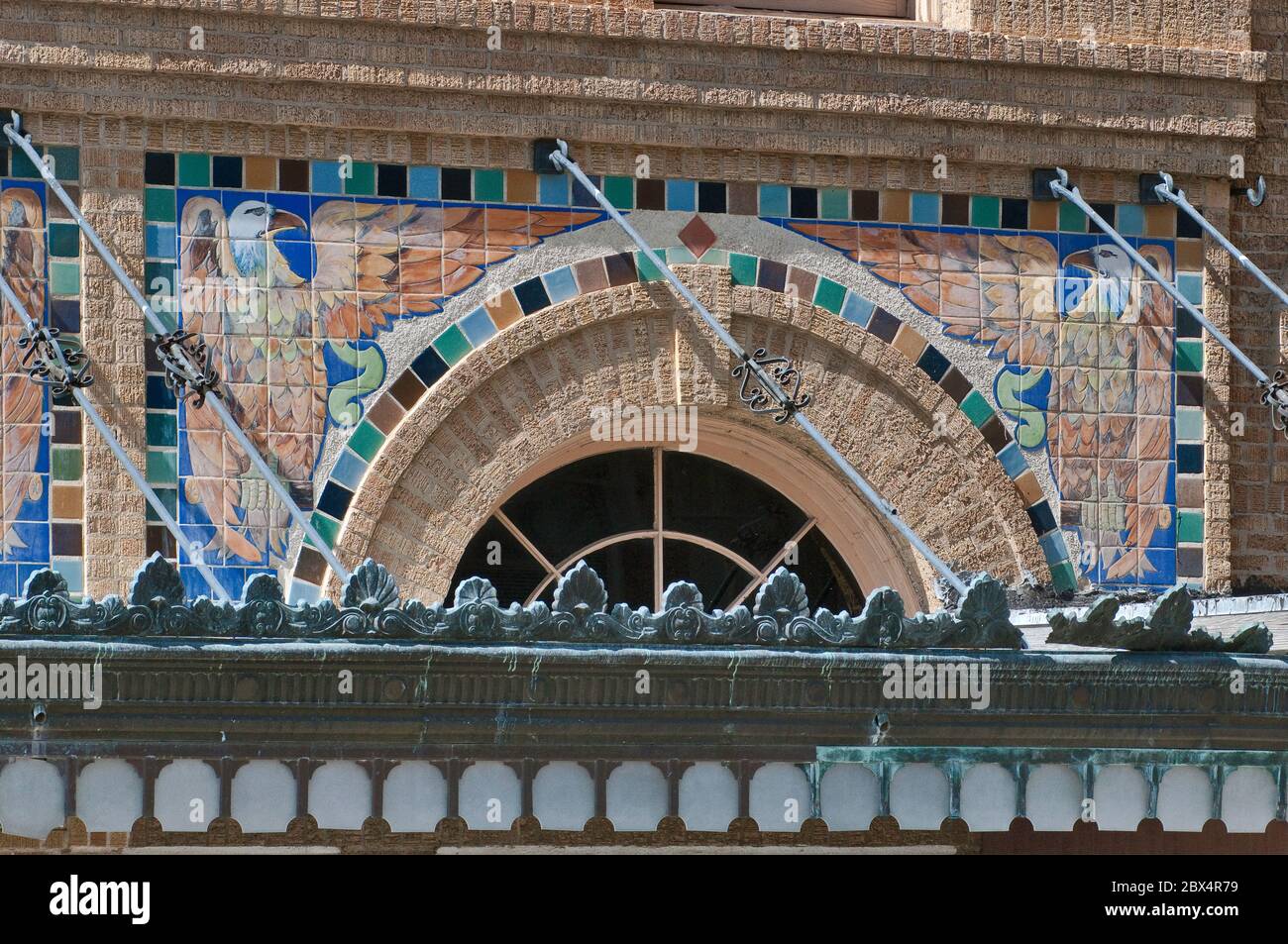 Art déco/Spanish Colonial Revival travaux de carrelage sur la façade de l'hôtel Hamilton (1923), Matamoros Street, Laredo, Texas, États-Unis Banque D'Images
