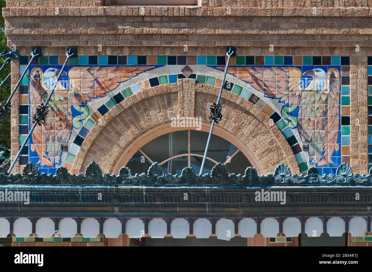 Art déco/Spanish Colonial Revival travaux de carrelage sur la façade de l'hôtel Hamilton (1923), Matamoros Street, Laredo, Texas, États-Unis Banque D'Images