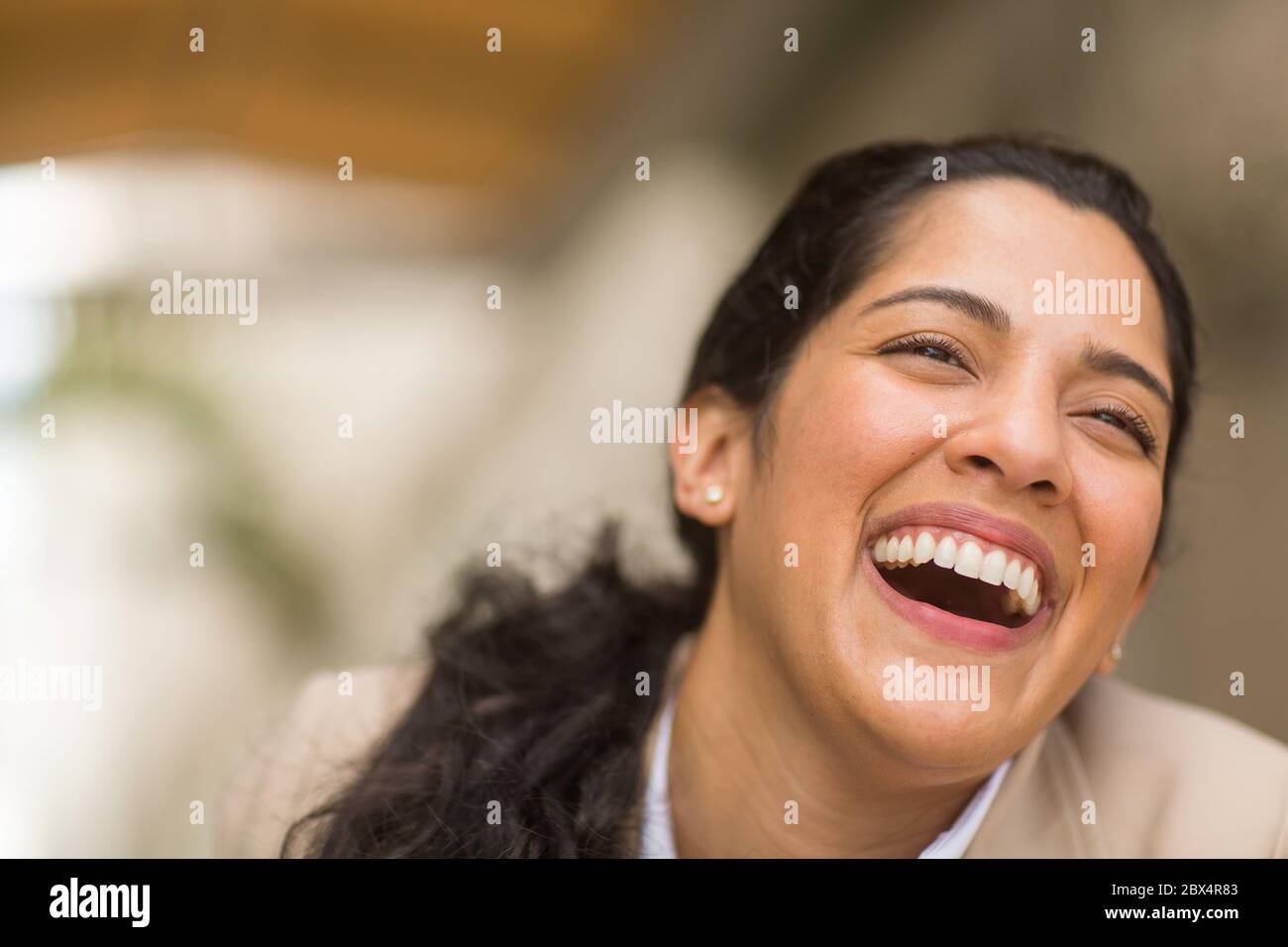 Femme d'affaires hispanique souriant en dehors de la photo de stock Banque D'Images