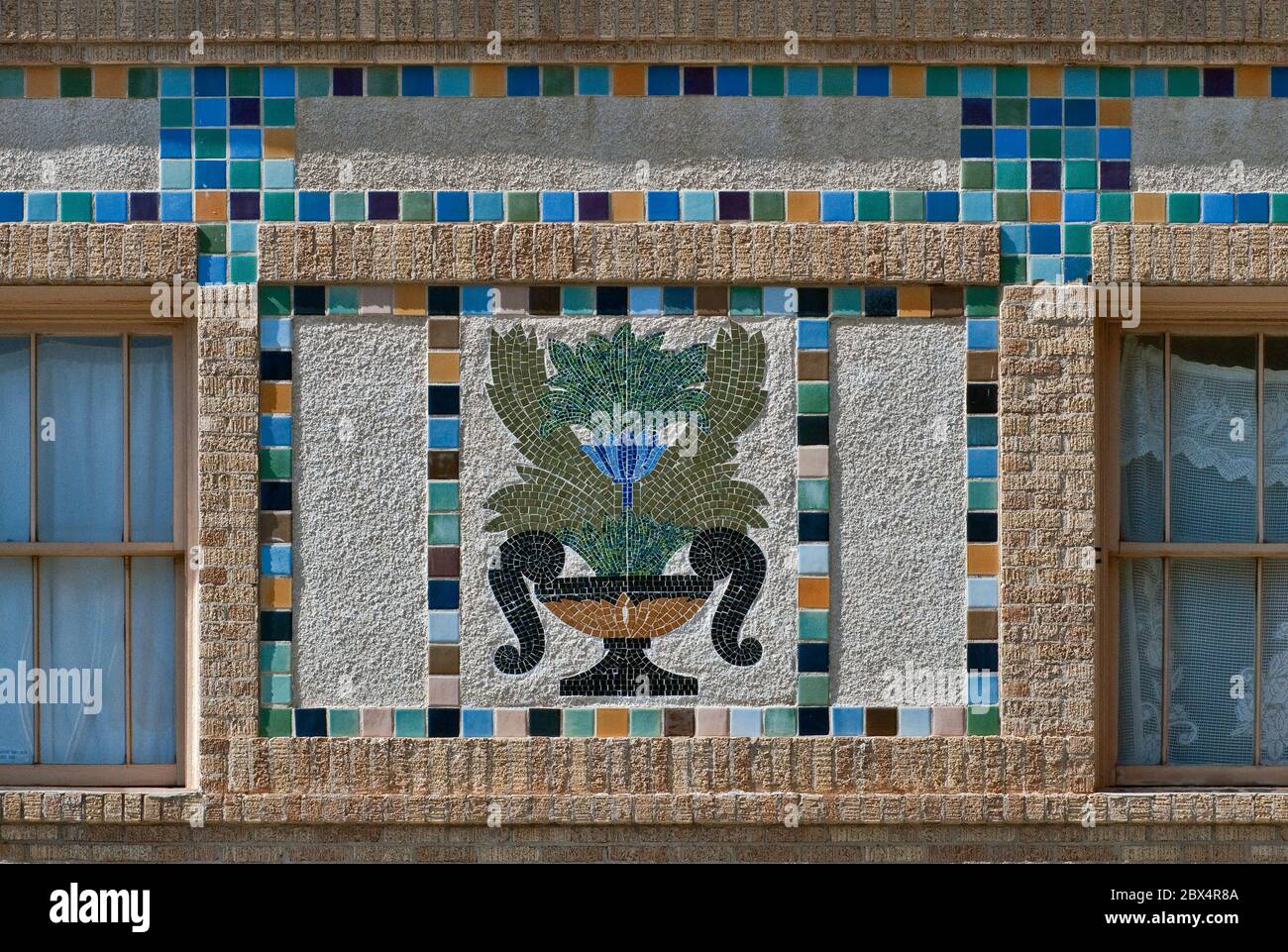 Art déco/Spanish Colonial Revival travaux de carrelage sur la façade de l'hôtel Hamilton (1923), Matamoros Street, Laredo, Texas, États-Unis Banque D'Images