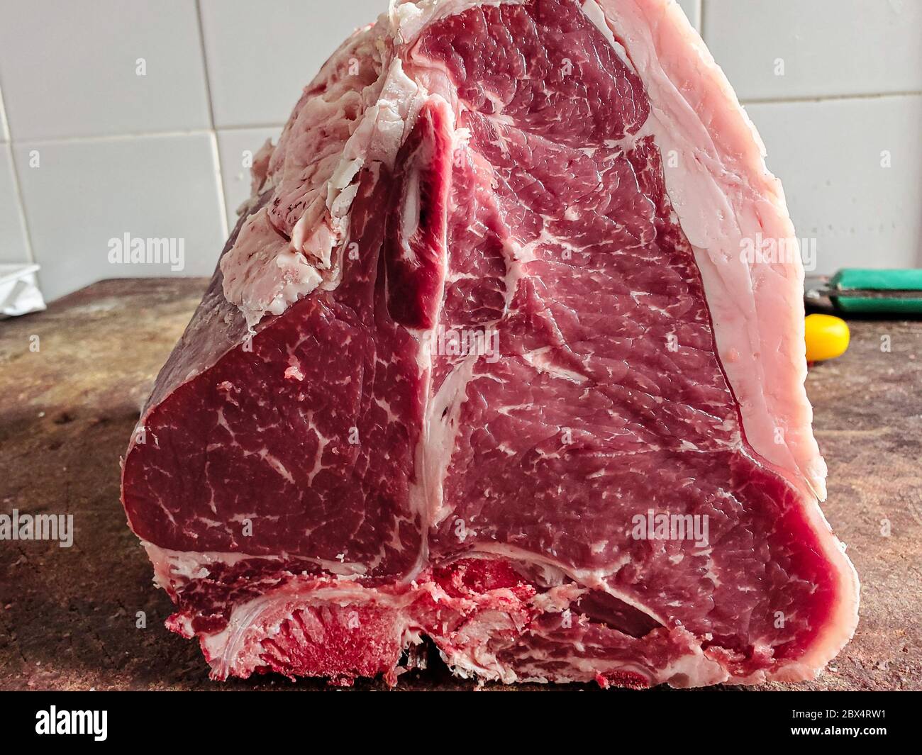 Bœuf cru, steak coupé en t-bone dans le boucher, véritable vache italienne Banque D'Images