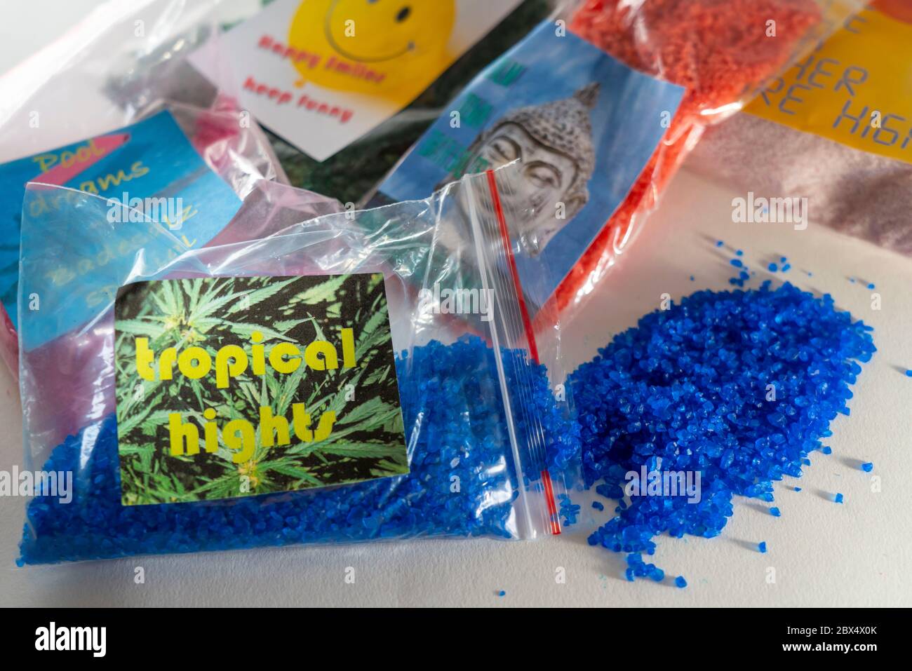 Image symbolique Légal hauts, produits synthétiques de la marque médicaments, médicaments déguisés comme sels de bain, légal jusqu'à ce que la composition de la drogue soit interdite, puis nouveau Banque D'Images