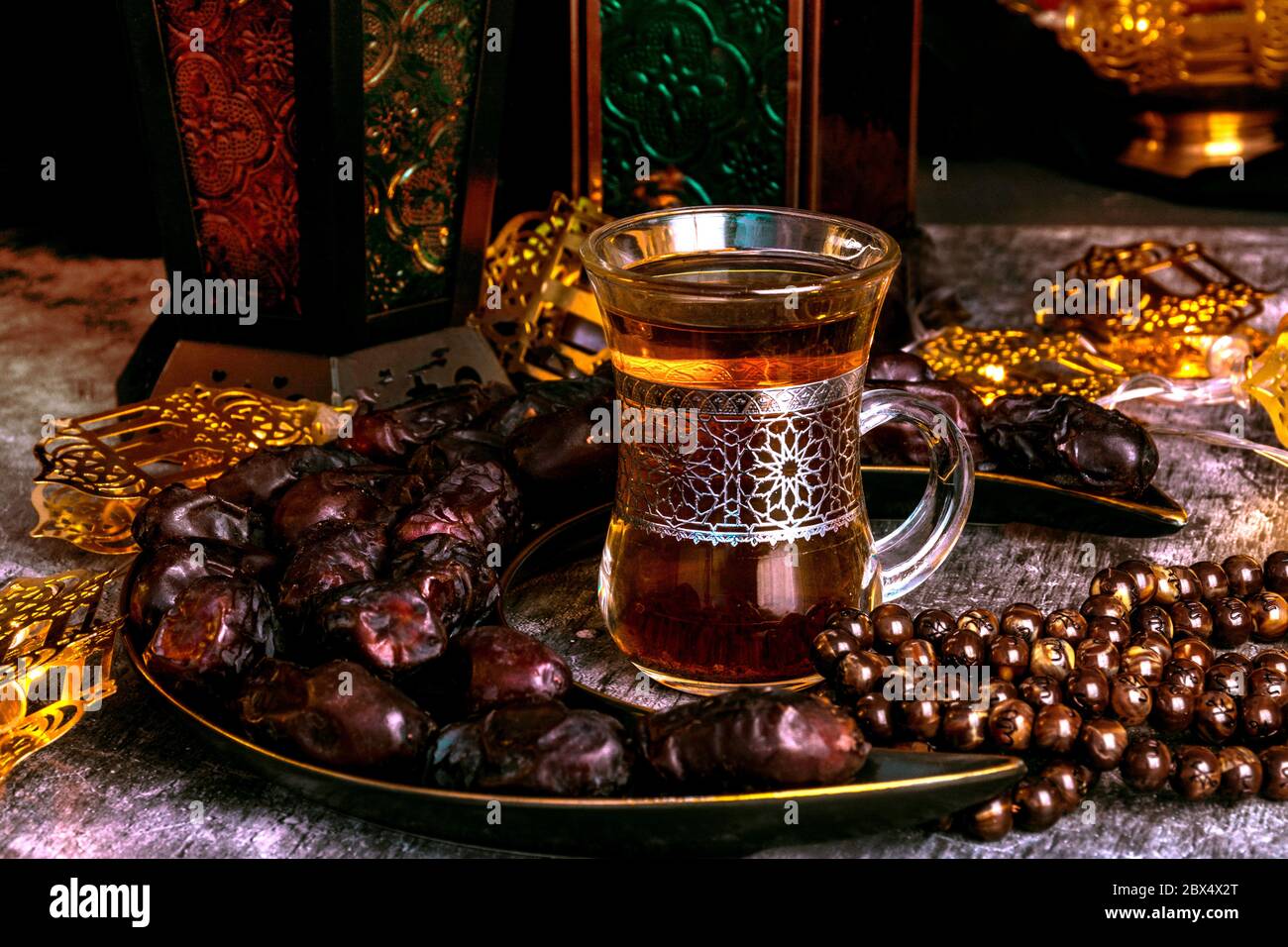 Histoire islamique thé turc avec des dates et tasbih, Eid Al Adha concept image Banque D'Images Histoire islamique thé turc avec des dates et tasbih, Eid Al Adha concept image Banque D'Images
