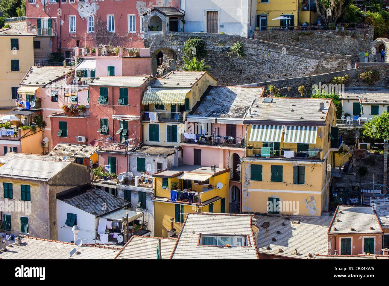 Vernazza, Italie - 8 juillet 2017 : vue sur les vieilles maisons traditionnelles de la ville de Vernazza, le temps d'un soleil Banque D'Images