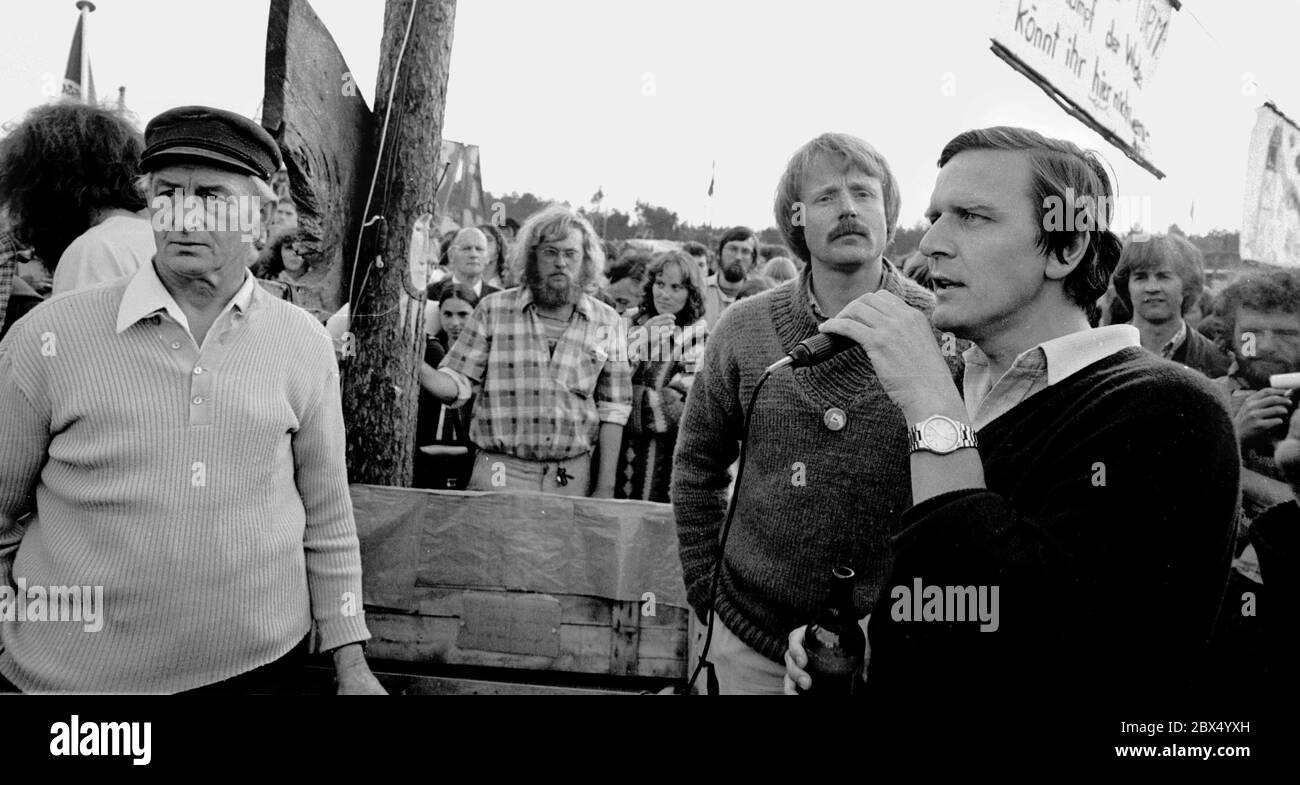Allemagne / technologie atomique / 1980Occupied village à Gorleben, République de Wendland libre. Des manifestants ont occupé la région et y vivent. Le stockage final des déchets nucléaires hautement radioactifs doit être construit ici. Le congrès fédéral du JUSO se réunit à Hanovre et les Jusos prennent un bus pour les squatters. Sur la photo: Leur président Gerhard SchroederLe camp sera évacué peu après, mais même en 2002 il n'y a toujours pas de dépôt final. // Energie / années 80 / Atom / Environnement / démonstration / anti-nucléaire [traduction automatique] Banque D'Images