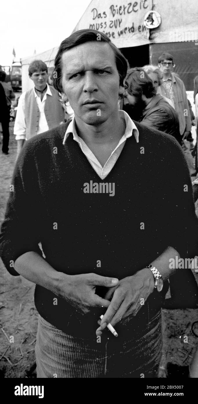 Allemagne / technologie atomique / 1980Occupied village à Gorleben, République de Wendland libre. Des manifestants ont occupé la région et y vivent. Le stockage final des déchets nucléaires hautement radioactifs doit être construit ici. Le congrès fédéral du JUSO se réunit à Hanovre et les Jusos prennent un bus pour les squatters. Sur la photo, leur président Gerhard SchroederLe camp sera évacué peu après, mais même en 2002 il n'y a toujours pas de dépôt final. // Energie / années 80 / Atom / Environnement / démonstration / anti-nucléaire [traduction automatique] Banque D'Images