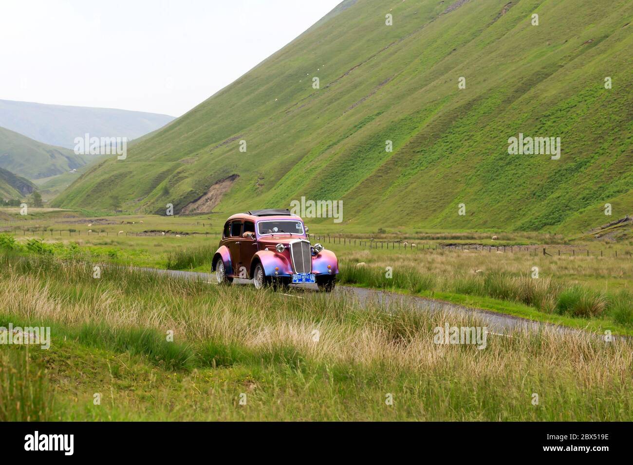 MOFFAT, ÉCOSSE - 29 JUIN 2019 : 1940 Wolseley 10 voiture dans un rallye automobile classique en route vers la ville de Moffat, Dumfries et Galloway Banque D'Images
