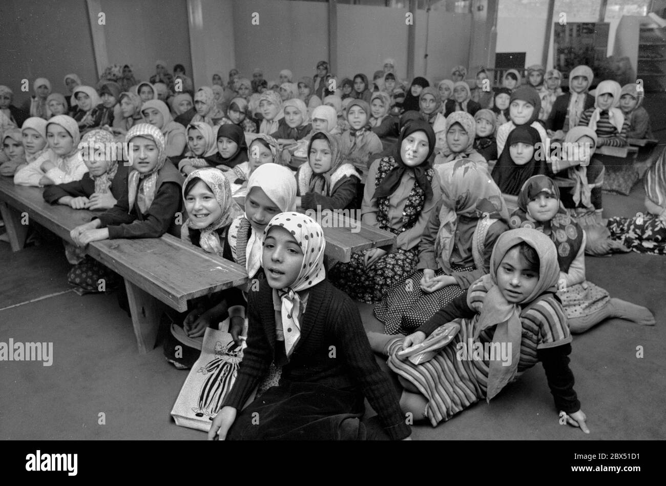 Berlin-Kreuzberg / Islam / 26.9.1980 leçons du Coran pour les filles dans la mosquée Mevlana à Kottbusser Tor. Un Hodscha (professeur) lit des passages du Coran et les enfants les répètent. // foulard / femmes / Turcs [traduction automatique] Banque D'Images