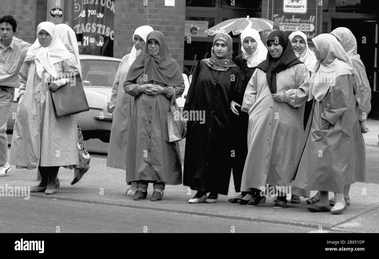 Quartiers de Berlin / Turcs / étrangers / 5 juillet 1987 Kreuzberg: Démo contre la décision du Parlement européen sur le génocide arménien les musulmans se rassemblent à Herrmannplatz. Photo: Les femmes turques vont à la manifestation // Islam / Musulmans / National / femmes [traduction automatique] Banque D'Images