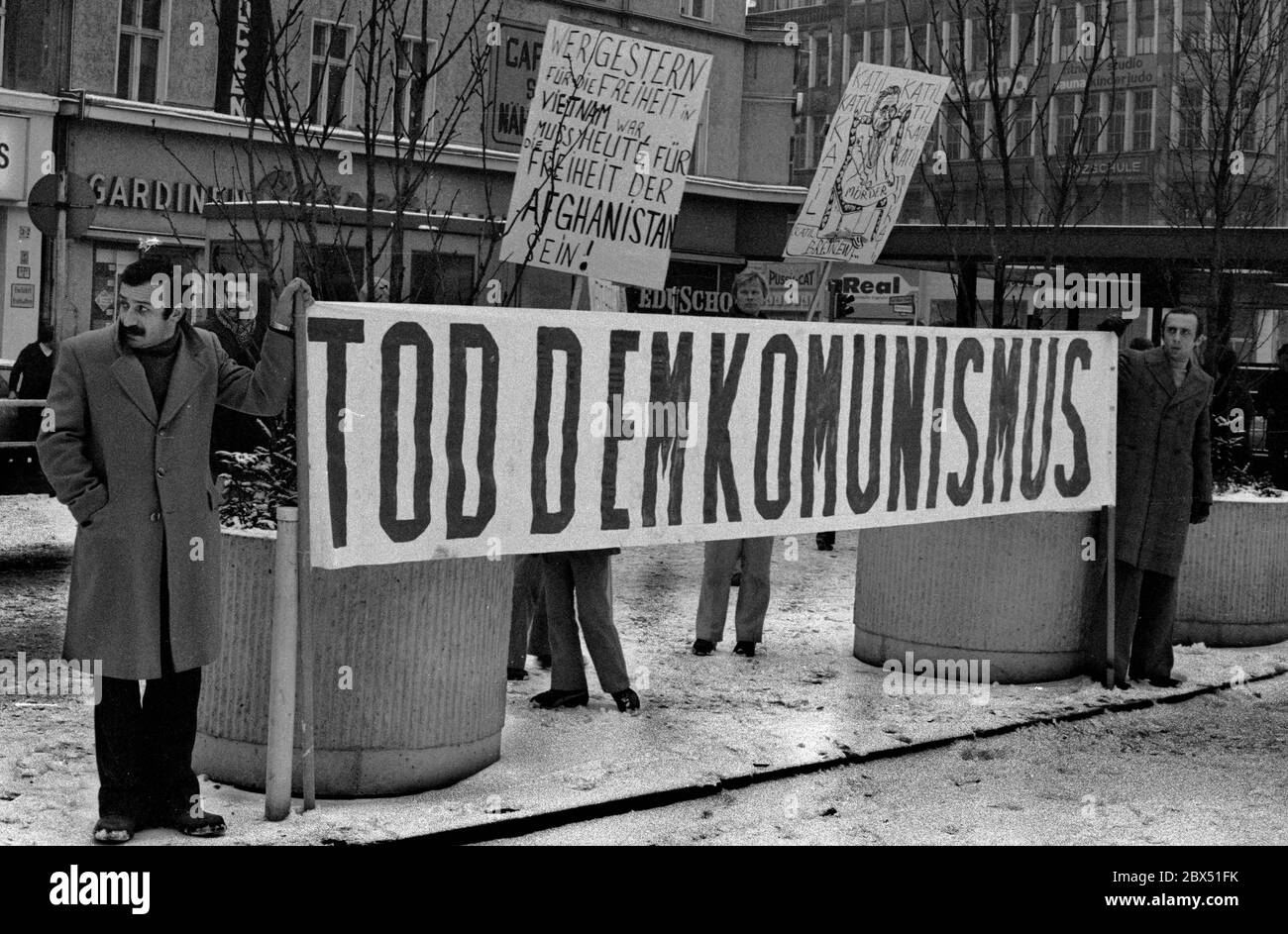 Quartiers de Berlin / étrangers / Turcs / 6.1.1980 Berlin-Kreuzberg: Groupes islamiques, Kottbusser Strasse. Les partisans de l'islam avaient poignardé à mort un turc gauchiste, Celalettin Kesim. Des manifestations de gauche ont eu lieu. C'est une contre-démonstration islamique. Il va de Herrmannplatz à Kottbusser Tor, où l'enseignant de gauche a été poignardé à mort. -la mort au communisme // Islam / [traduction automatique] Banque D'Images