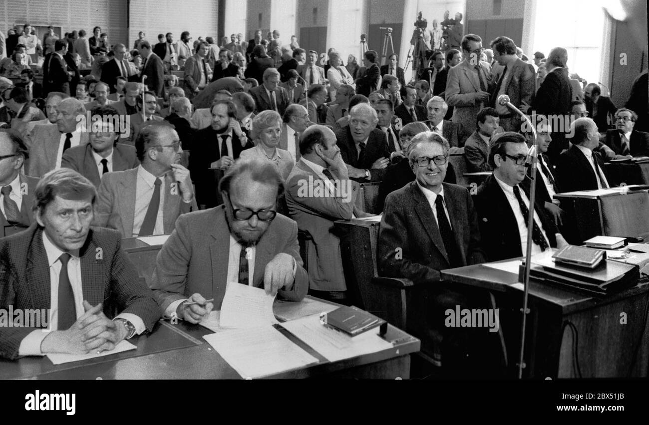 Berlin / 80s / 11.6.1981 Chambre des représentants (Landtag): Élection du Sénat avec Richard von Weizsaecker, la faction SPD avant les votes avec Jochen Vogel, Alexander Longolius, Walter Momper (2e rangée) [traduction automatique] Banque D'Images