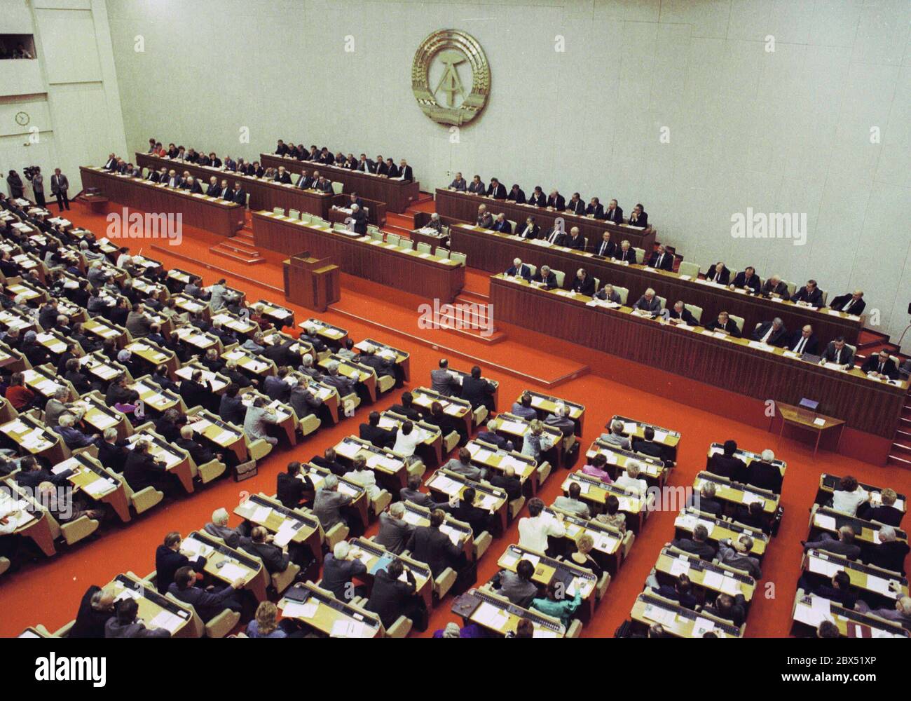 Berlin / GDR / SED gouvernement 13.11.89 Volksammer. Humeur dépressive. Pour la première fois, un nouveau président est élu au scrutin secret au Volkskammer, et le gouvernement doit ensuite se justifier auprès des délégués, comme le fait ici le chef DE STASI, Erich Mielke. Il rit quand il dit - je t'aime tous -. Krenz est chef du gouvernement et chef du SED après la démission forcée d'Erich Honnecker. [traduction automatique] Banque D'Images