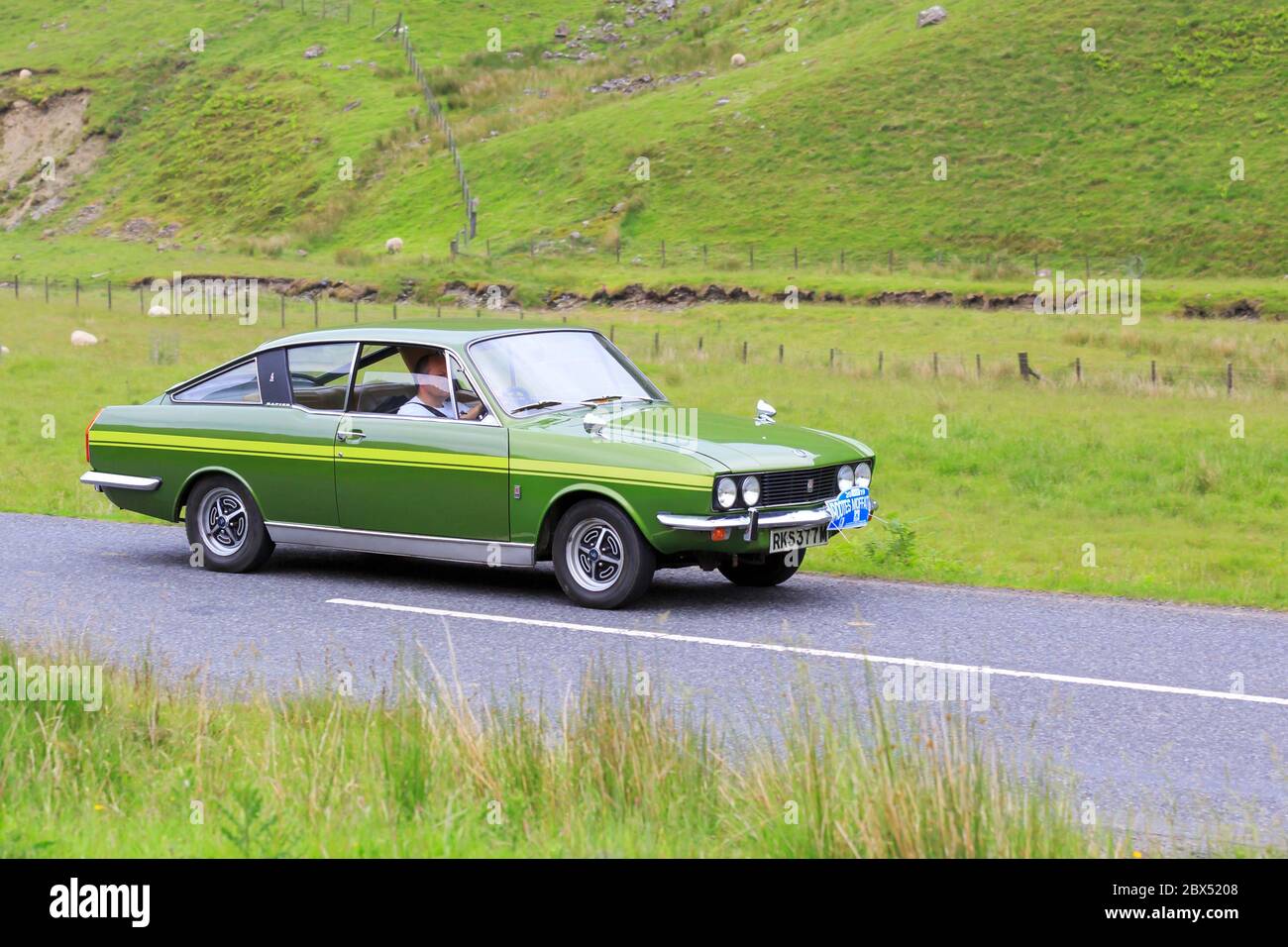 MOFFAT, ÉCOSSE - 29 JUIN 2019 : 1973 Sunbeam Rapier H120 voiture dans un rallye automobile classique en route vers la ville de Moffat, Dumfries et Galloway Banque D'Images