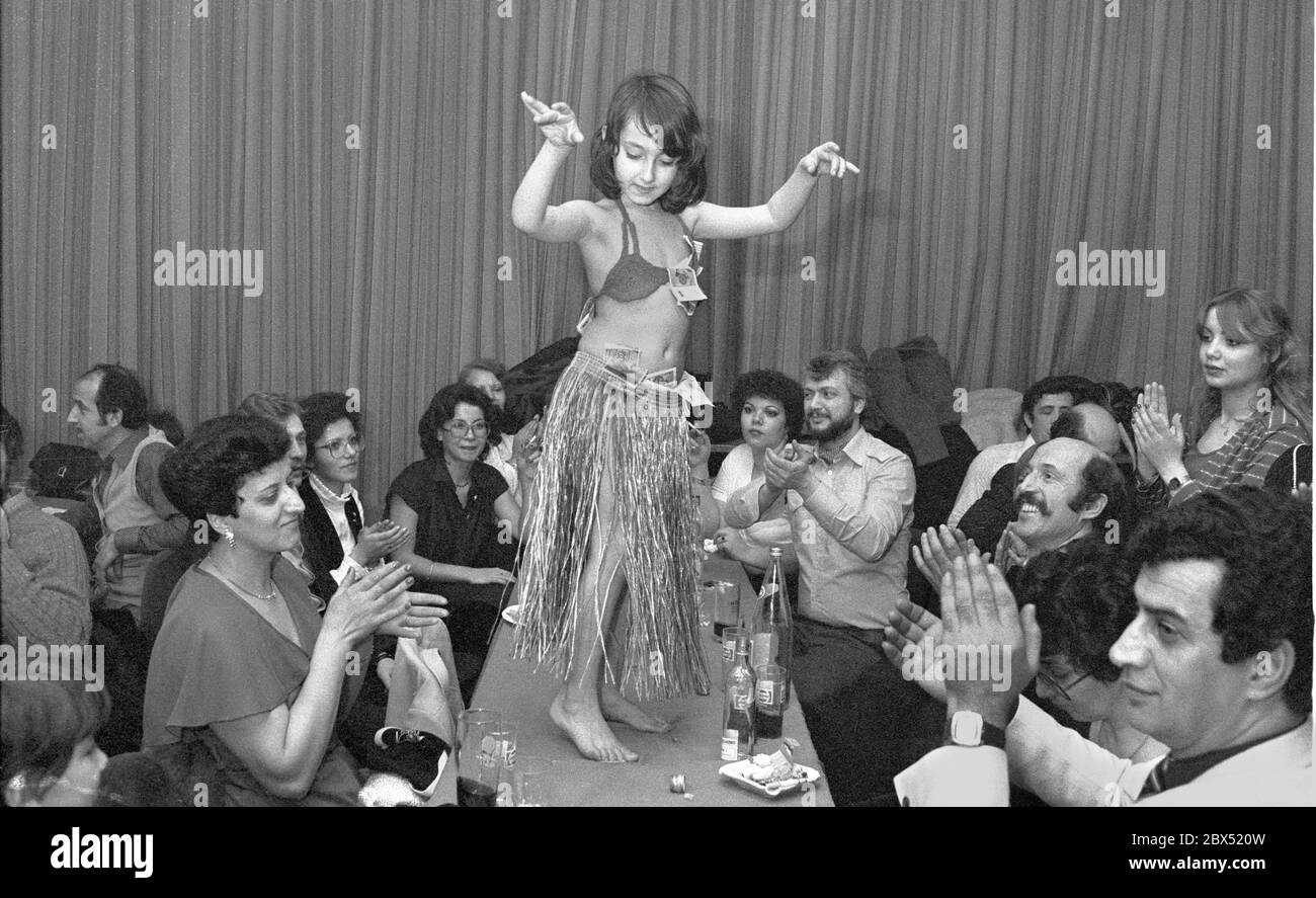 Berlin / Schoeneberg / étrangers-Turcs / 30.1.1980 mariage dans le Lindenhof avec environ 200 invités, une fille turque dansant le ventre sur la table. C'est un mariage typique des travailleurs sans beaucoup de religion, mais avec beaucoup d'alcool // danse / célébration / famille / Turcs / [traduction automatique] Banque D'Images