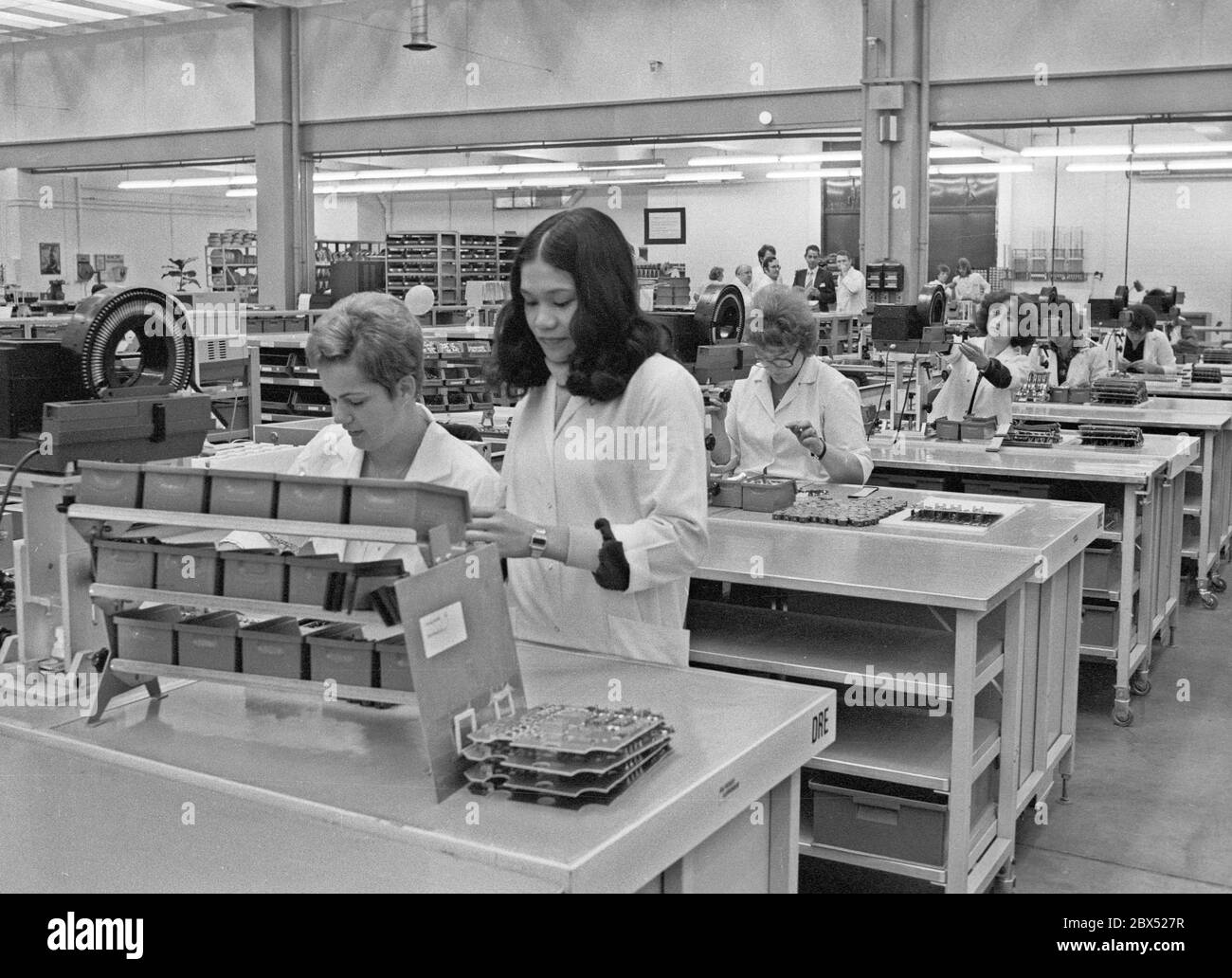 Quartiers de Berlin / Spandau / 6.10.1979 Teleprinter usine Siemens. De nombreuses femmes se rassemblent. // Industrie / Siemensstadt [traduction automatique] Banque D'Images