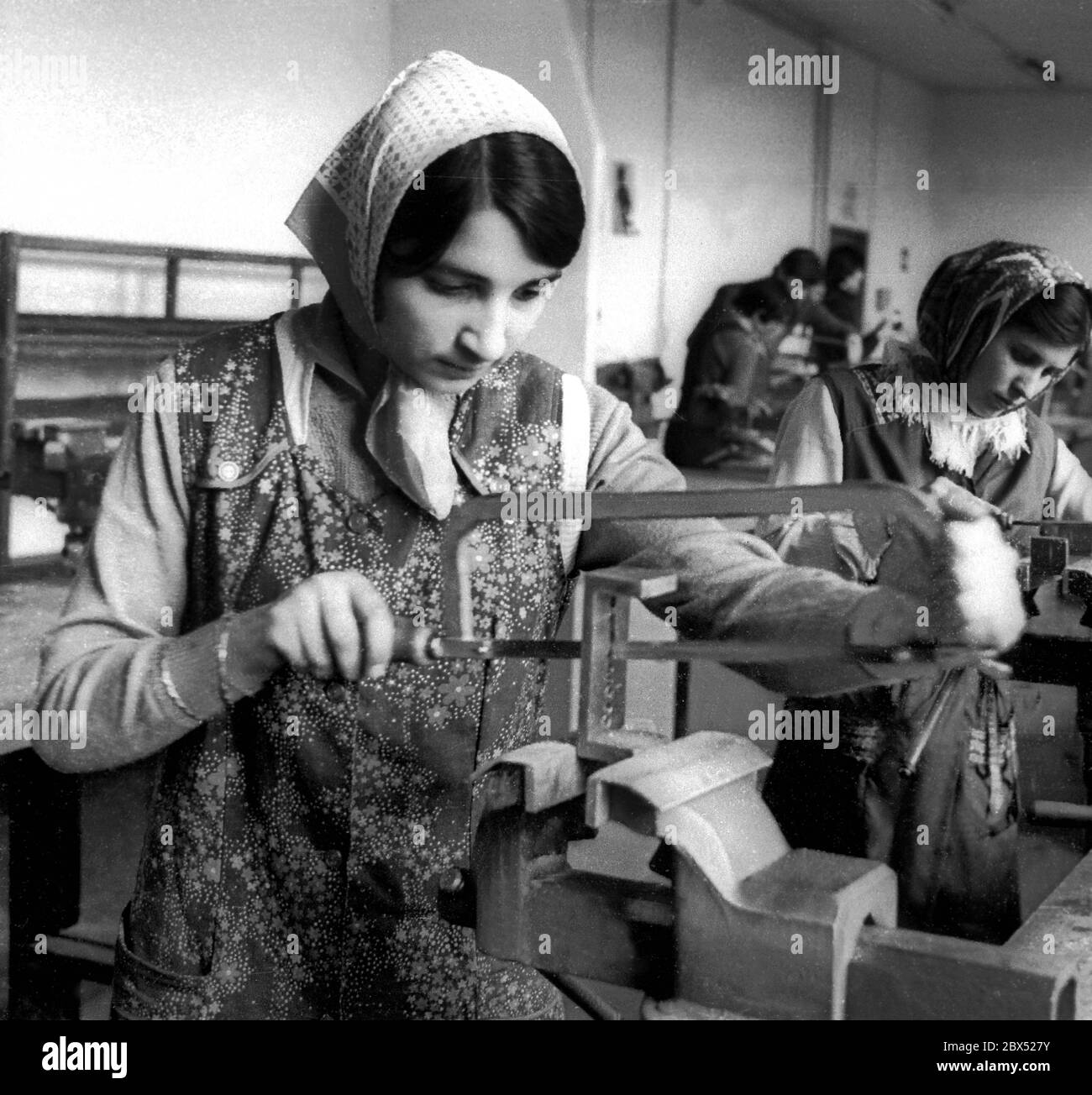 Berlin / étrangers / Turcs 1981 jeunes turcs aux mesures de préparation professionnelle MBSE. Quand de nombreux Turcs se sont rendu compte que leur retour à la maison ne allait pas travailler, ils ont emmené leurs enfants. Ils n'ont souvent pas pu apprendre une profession, surtout ils ne connaissent pas l'allemand. Cette fille est venue en Allemagne à l'âge de 16 ans et avait fréquenté l'école pendant 4 ans. Ils apprennent serrurier.Workshop am Karlsbad. // étrangers / femmes / foulard / École Islam / Jeunesse / École / *** Légende locale *** les étrangers / Turcs les joung turcs ont été pris par leurs parents de Turquie, quand ils ont abandonné pour retourner à la Banque D'Images