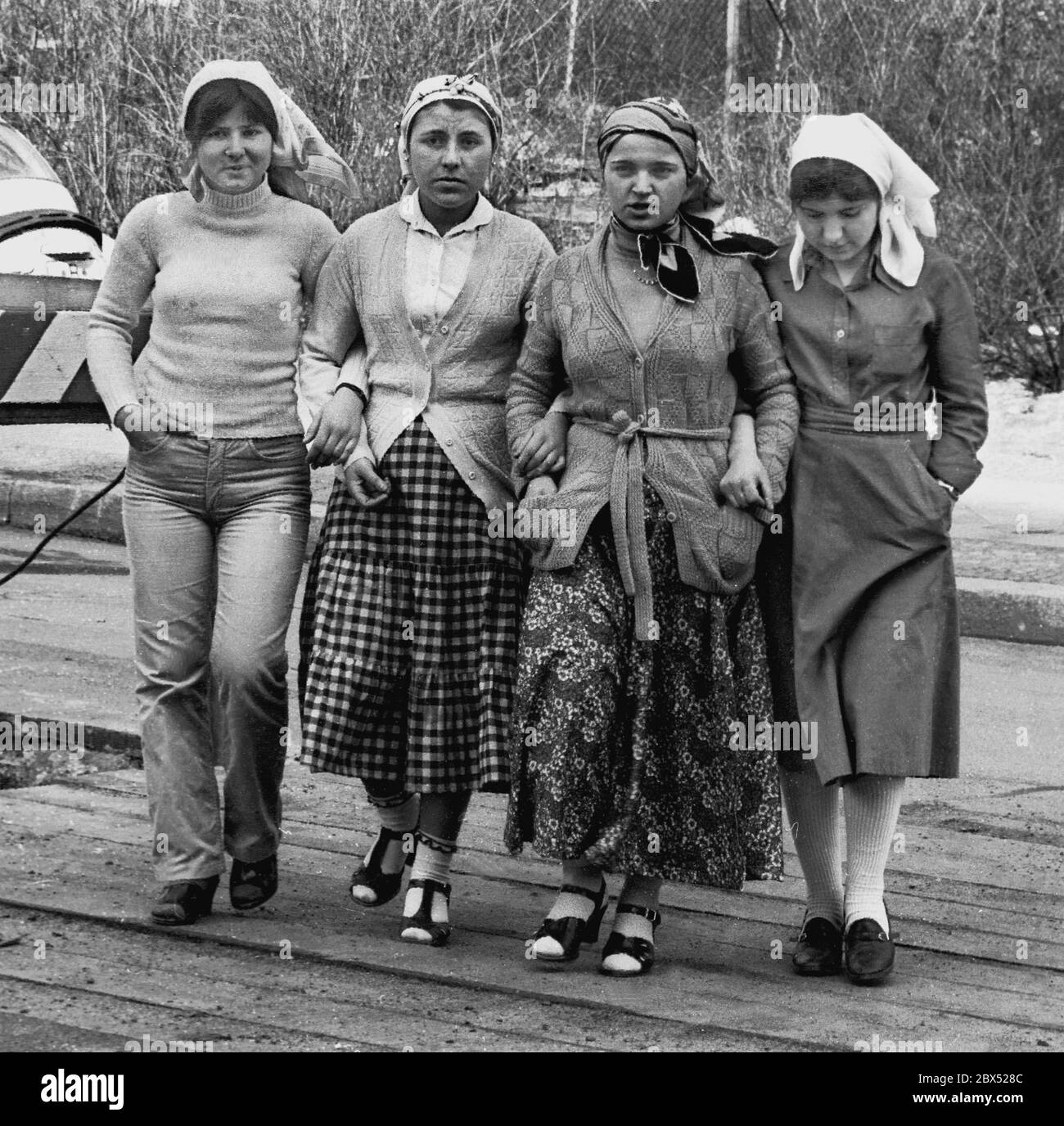 Berlin / étrangers / Turcs 1981 jeunes turcs aux mesures de préparation professionnelle MBSE. Quand de nombreux Turcs se sont rendu compte que leur retour à la maison ne allait pas travailler, ils ont emmené leurs enfants. Ils n'ont souvent pas pu apprendre une profession, surtout ils ne connaissent pas l'allemand. Cette fille est venue en Allemagne à l'âge de 16 ans et avait fréquenté l'école pendant 4 ans. Ils apprennent serrurier.Workshop am Karlsbad. // étrangers / femmes / foulard / École Islam / Jeunesse / École / *** Légende locale *** les étrangers / Turcs les joung turcs ont été pris par leurs parents de Turquie, quand ils ont abandonné pour retourner à la Banque D'Images