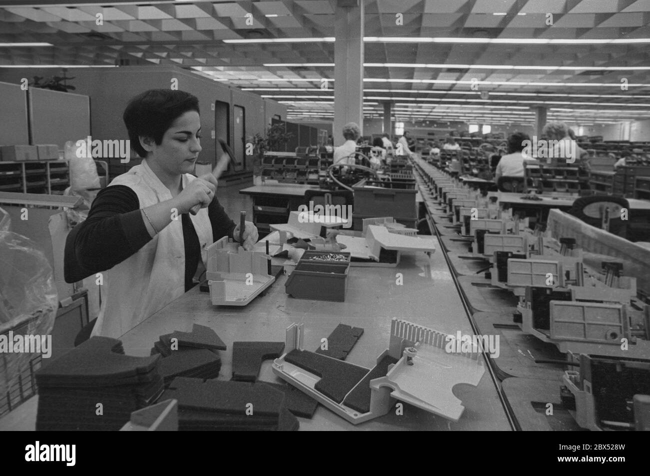 Quartiers de Berlin / Spandau / 6.10.1979 Teleprinter usine Siemens. Production mécanique, pas de robots, beaucoup de travail manuel. De nombreuses femmes assemblent les appareils // Industrie / Siemensstadt [traduction automatique] Banque D'Images