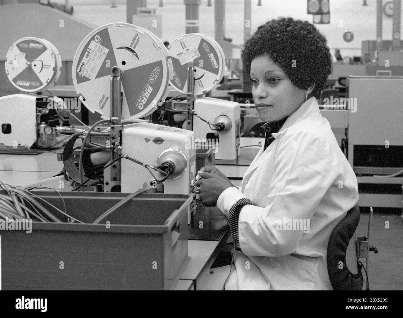 Quartiers de Berlin / Spandau / 6.10.1979 Teleprinter usine Siemens. De nombreuses femmes se rassemblent. // Industrie / Siemensstadt / étrangers [traduction automatique] Banque D'Images