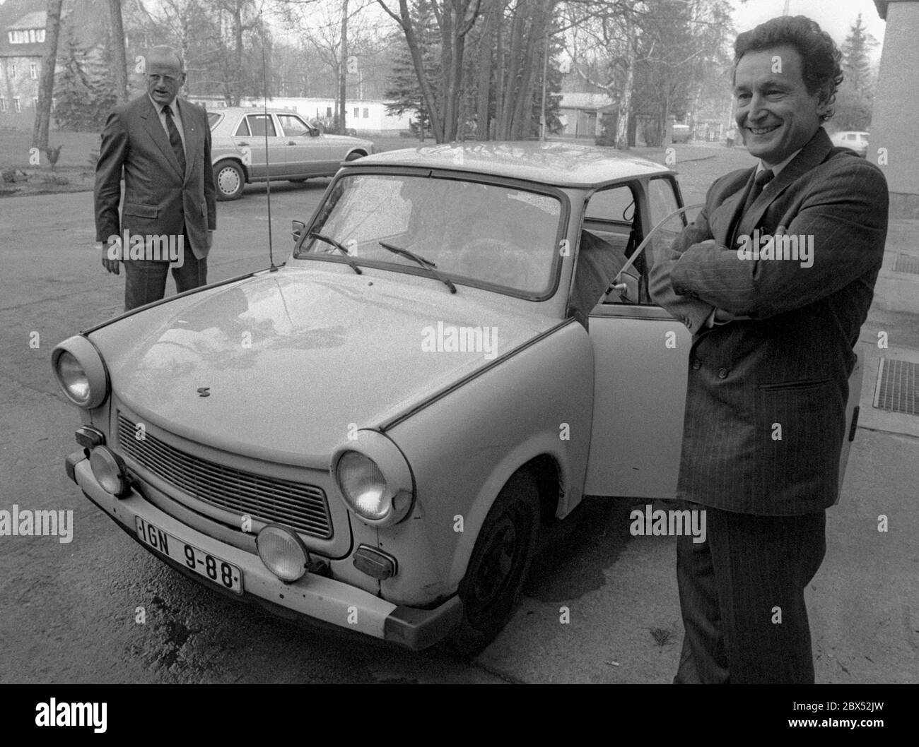 Berlin / GDR / Industrie / 13.1.1990 réunification industrielle. La Fédération de l'industrie allemande organise un séminaire à Friedrichshagen pour les directeurs, directeurs et directeurs généraux de GDR des entreprises publiques. On leur dira ce que c'est sous le capitalisme, du moins pas ce qu'ils ont appris. Parmi les participants, on compte Carl Hahn, alors directeur de VW, et Dieter Voigt, directeur général du Trabant-Werke (à droite) en Saxe. Ils sont debout devant un Trabant normal pour le photographe. Carl Hahn admet que le concept du golf VW a été développé à Zwickau. Mais la direction de SED Banque D'Images Berlin / GDR / Industrie / 13.1.1990 réunification industrielle. La Fédération de l'industrie allemande organise un séminaire à Friedrichshagen pour les directeurs, directeurs et directeurs généraux de GDR des entreprises publiques. On leur dira ce que c'est sous le capitalisme, du moins pas ce qu'ils ont appris. Parmi les participants, on compte Carl Hahn, alors directeur de VW, et Dieter Voigt, directeur général du Trabant-Werke (à droite) en Saxe. Ils sont debout devant un Trabant normal pour le photographe. Carl Hahn admet que le concept du golf VW a été développé à Zwickau. Mais la direction de SED Banque D'Images