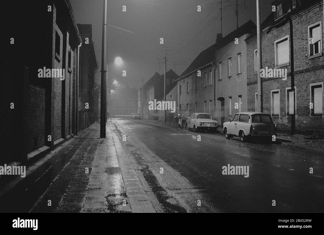 Saxe-Anhalt / GDR / décembre 1989 Bitterfeld, rue résidentielle dans le centre ville, la nuit // unification / Etats fédéraux / [traduction automatique] Banque D'Images