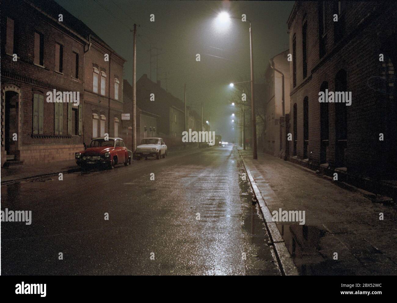 Saxe-Anhalt / Etat de la République fédérale de Saxe / décembre 1989 Bitterfeld, rue résidentielle dans le centre ville, la nuit // unification / Etats fédéraux / [traduction automatique] Banque D'Images