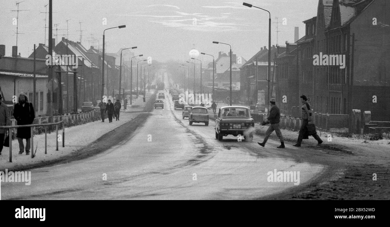 Saxe-Anhalt / GDR-State / décembre 1989 Bitterfeld, vue sur la ville: Brehnaer / Hallesche Strasse, un Trabi en premier plan, jour d'hiver // / Etats fédéraux / [traduction automatique] Banque D'Images