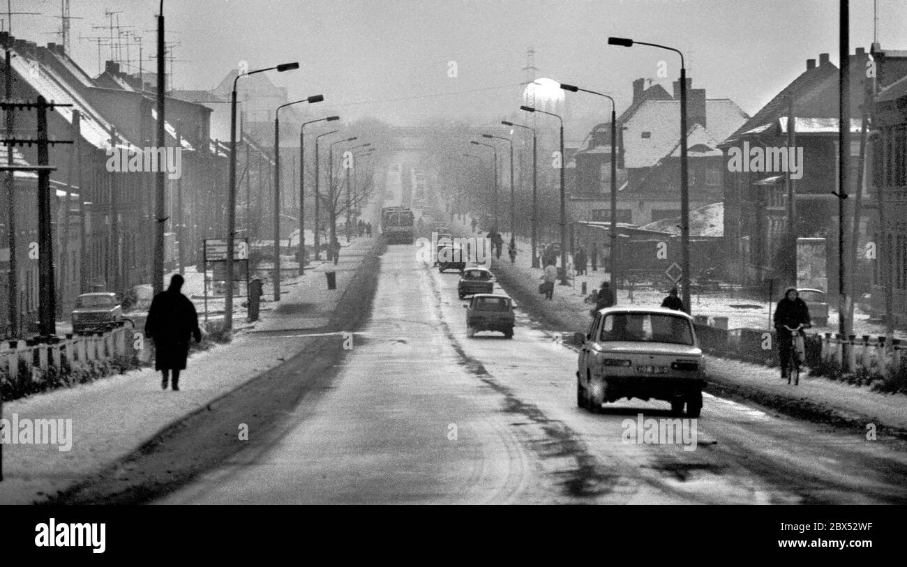 Saxe-Anhalt / GDR-State / décembre 1989 Bitterfeld, vue sur la ville: Brehnaer / Hallesche Strasse, un Trabi en premier plan, jour d'hiver // / Etats fédéraux / [traduction automatique] Banque D'Images