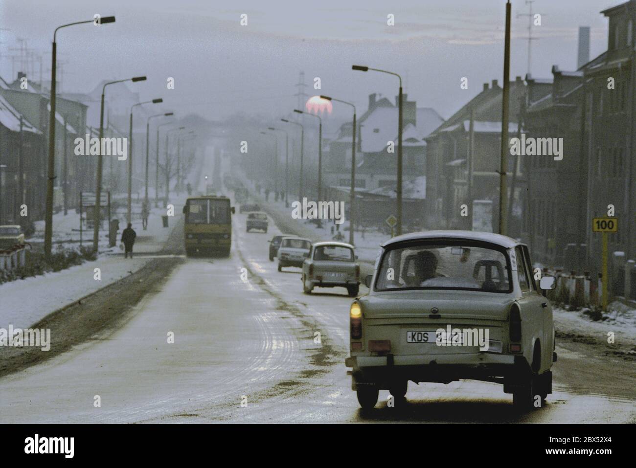 Saxe-Anhalt / GDR-State / décembre 1989 Bitterfeld, vue sur la ville: Brehnaer / Hallesche Strasse, un Trabi en premier plan, jour d'hiver // / Etats fédéraux / [traduction automatique] Banque D'Images