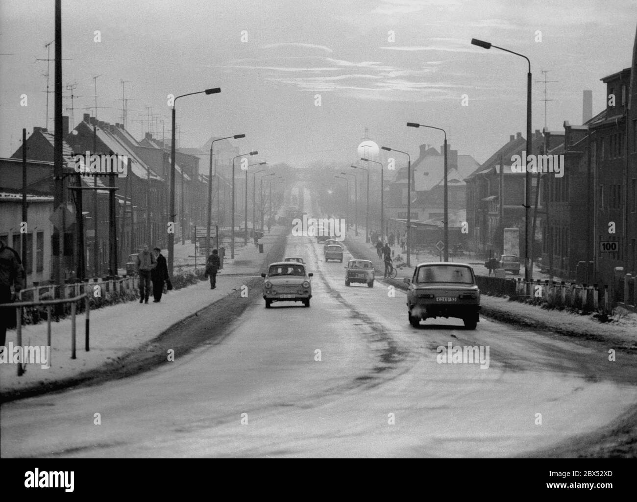 Saxe-Anhalt / GDR-State / décembre 1989 Bitterfeld, vue sur la ville: Brehnaer / Hallesche Strasse, un Trabi en premier plan, jour d'hiver // / Etats fédéraux / [traduction automatique] Banque D'Images