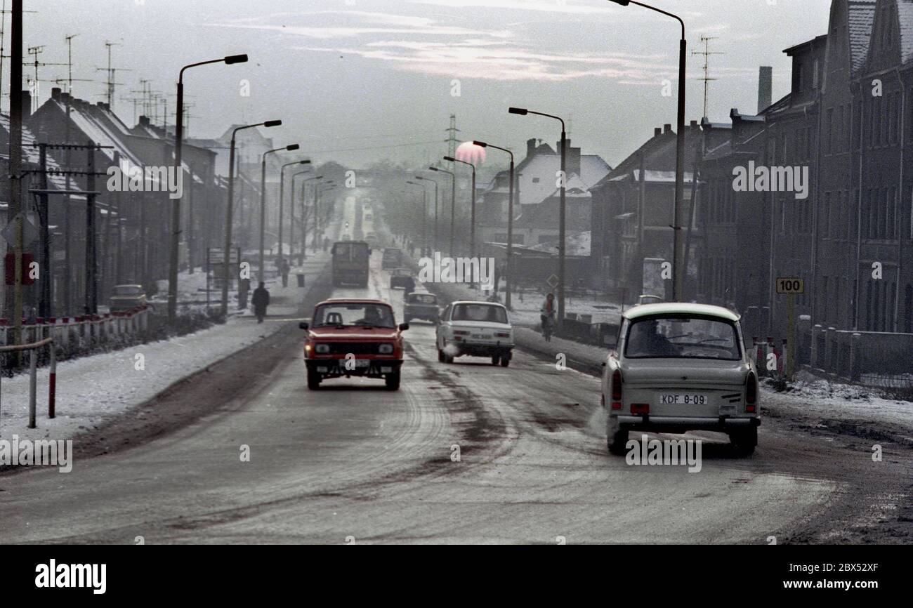 Saxe-Anhalt / GDR-State / décembre 1989 Bitterfeld, vue sur la ville: Brehnaer / Hallesche Strasse, un Trabi en premier plan, jour d'hiver // / Etats fédéraux / [traduction automatique] Banque D'Images