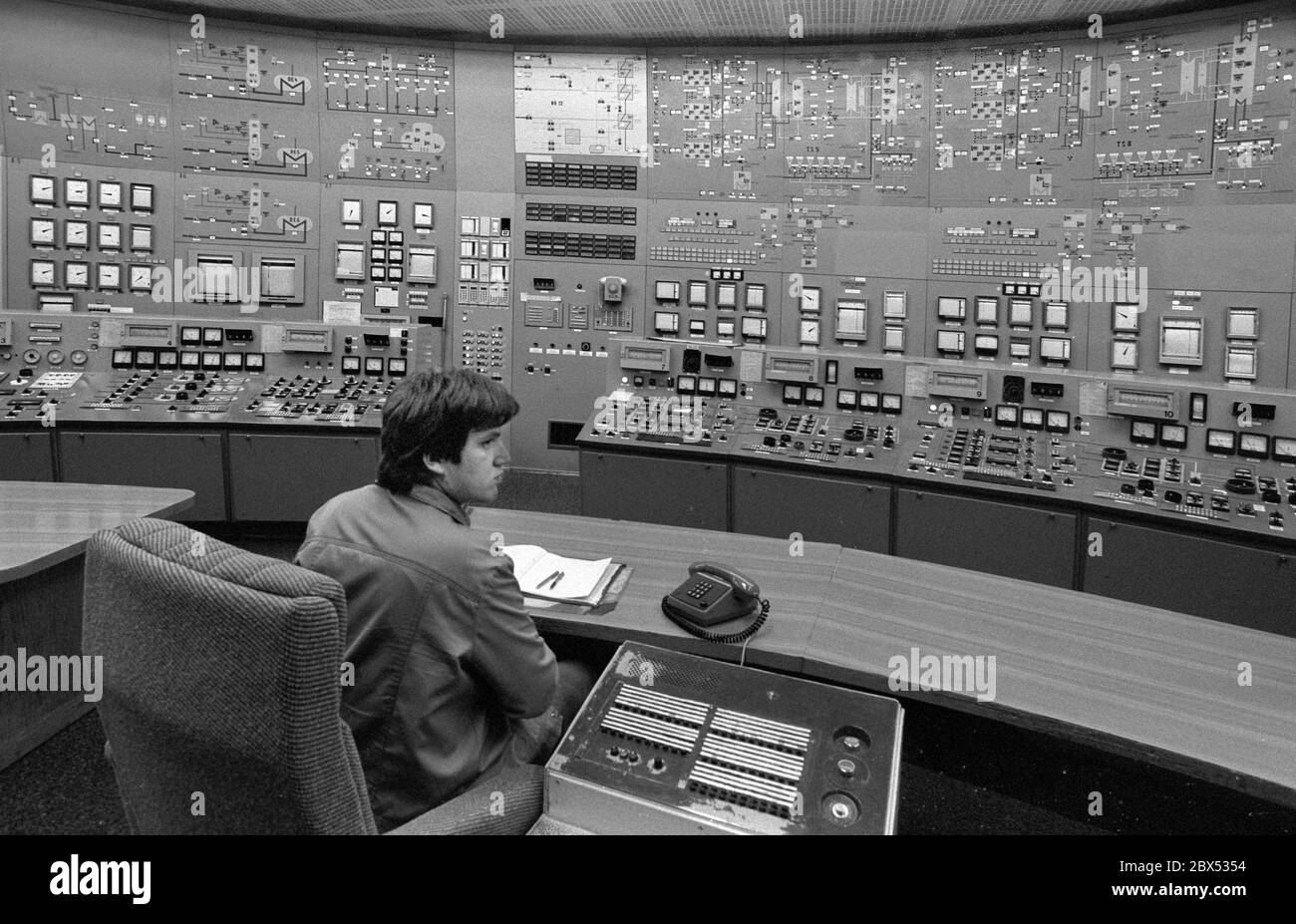 Mecklembourg-Poméranie occidentale / RDA / 1990 Centrale nucléaire de Lubmin près de Greifswald. Le bloc 5 est toujours en construction. Un peu plus tard, la centrale est arrêtée pour des raisons de sécurité. Plus tard, une installation provisoire de stockage des déchets radioactifs sera mise en place. Siège d'un bloc actif. La technologie de la centrale nucléaire était soviétique. Centre de contrôle // énergie atomique / réacteur / économie / NPP / énergie nucléaire [traduction automatique] Banque D'Images